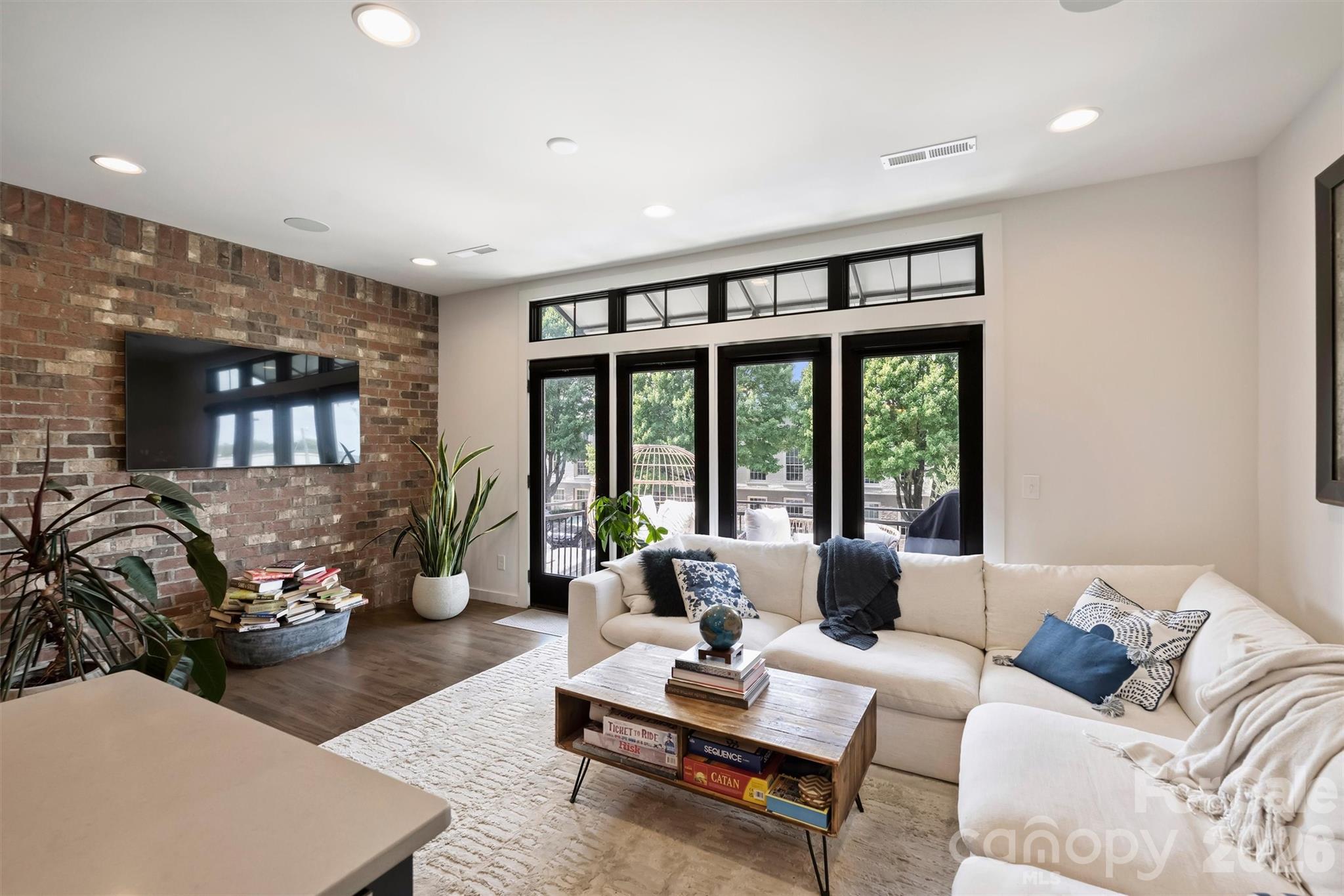 416 E 33rd Street Property Photo 4
