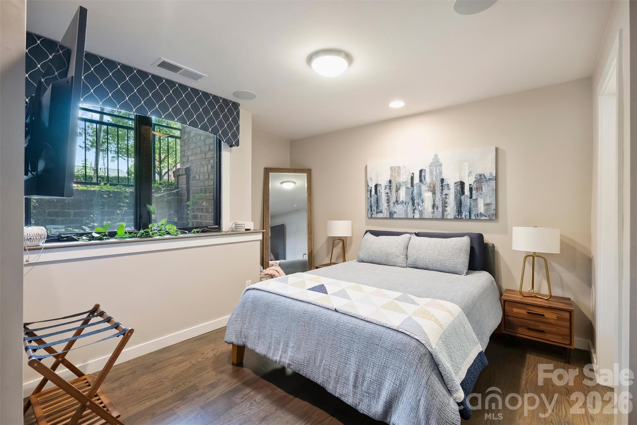 416 E 33rd Street Property Photo 16