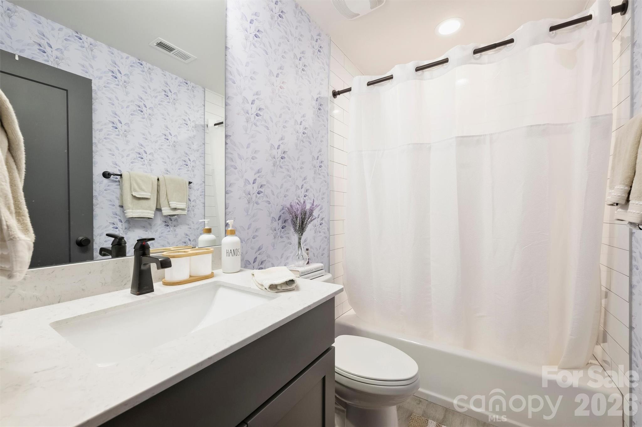 416 E 33rd Street Property Photo 17