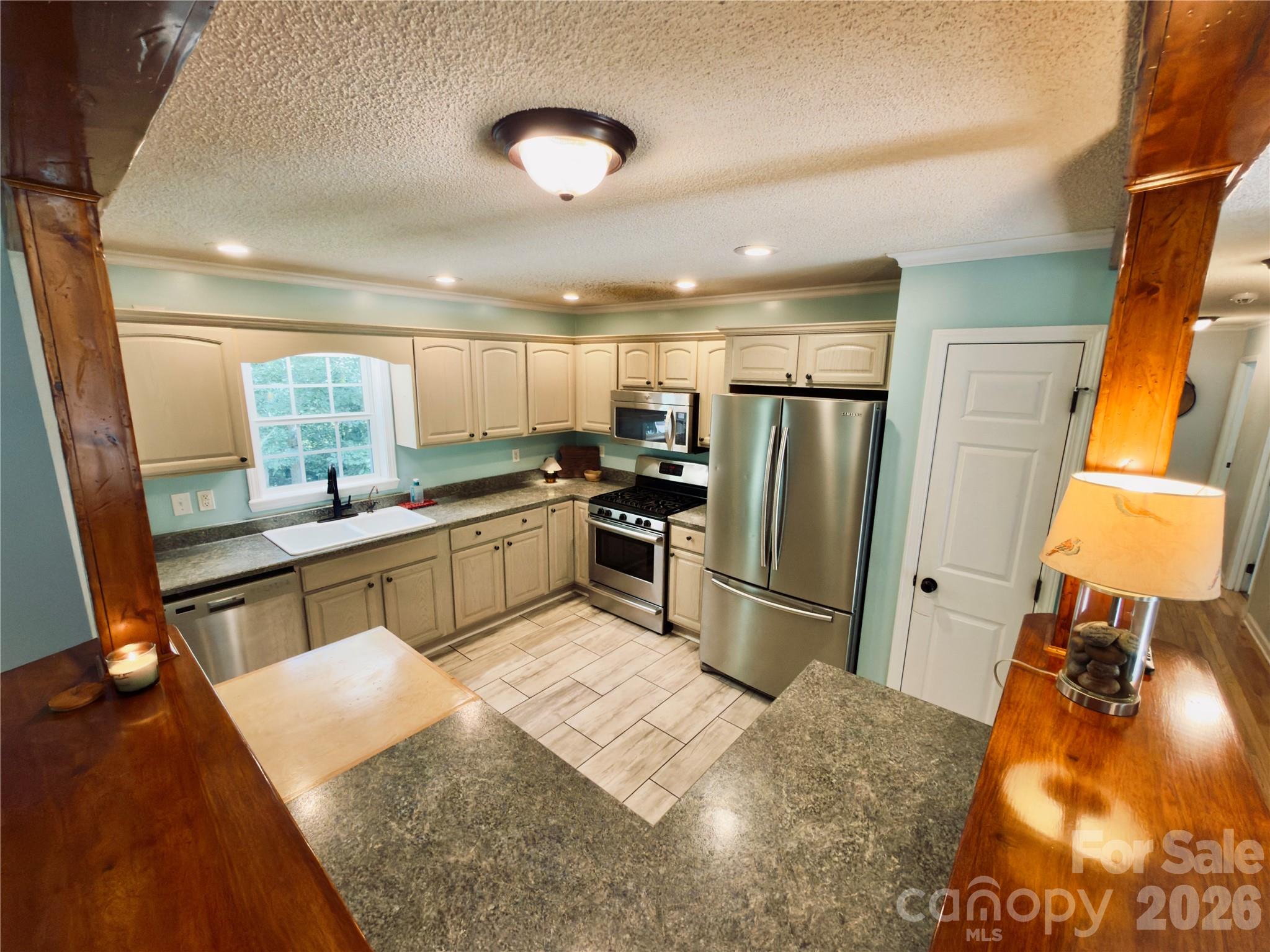 2031 Cam Drive Property Photo 7