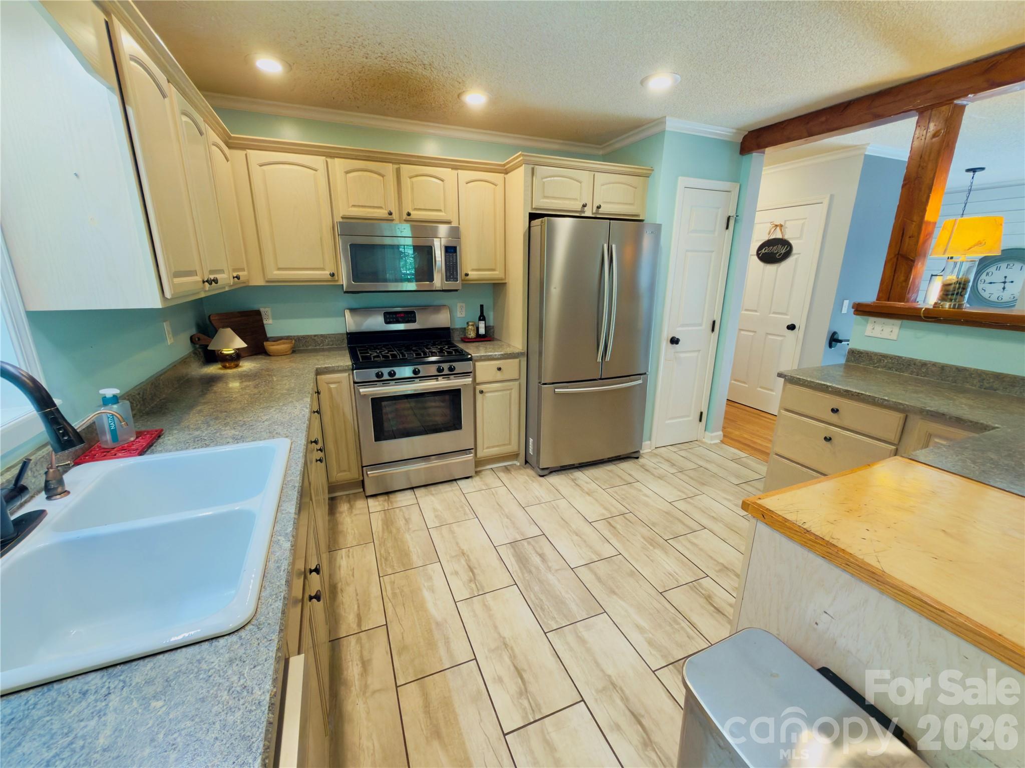 2031 Cam Drive Property Photo 8