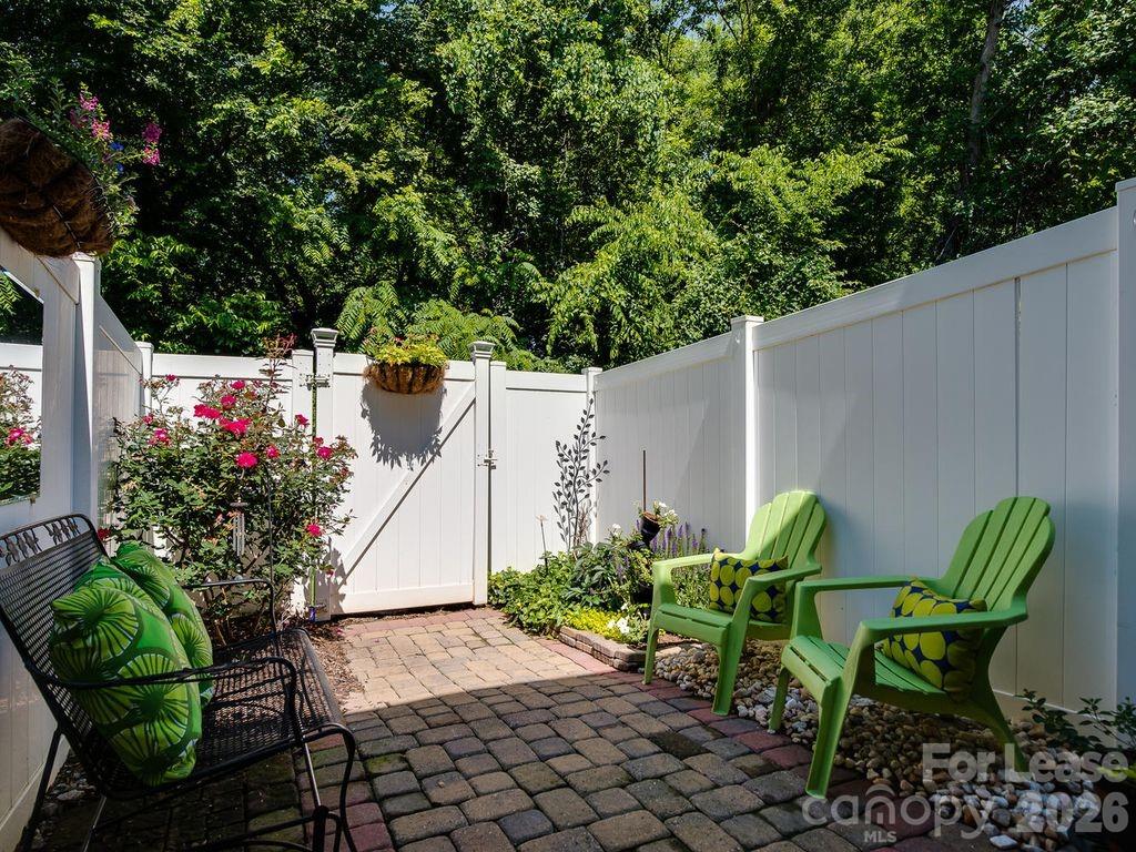 301 Hurston Circle Property Photo 19