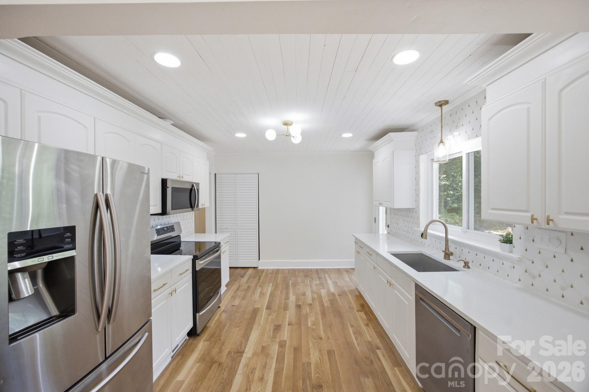 943 Hickory Nut Street Property Photo 7