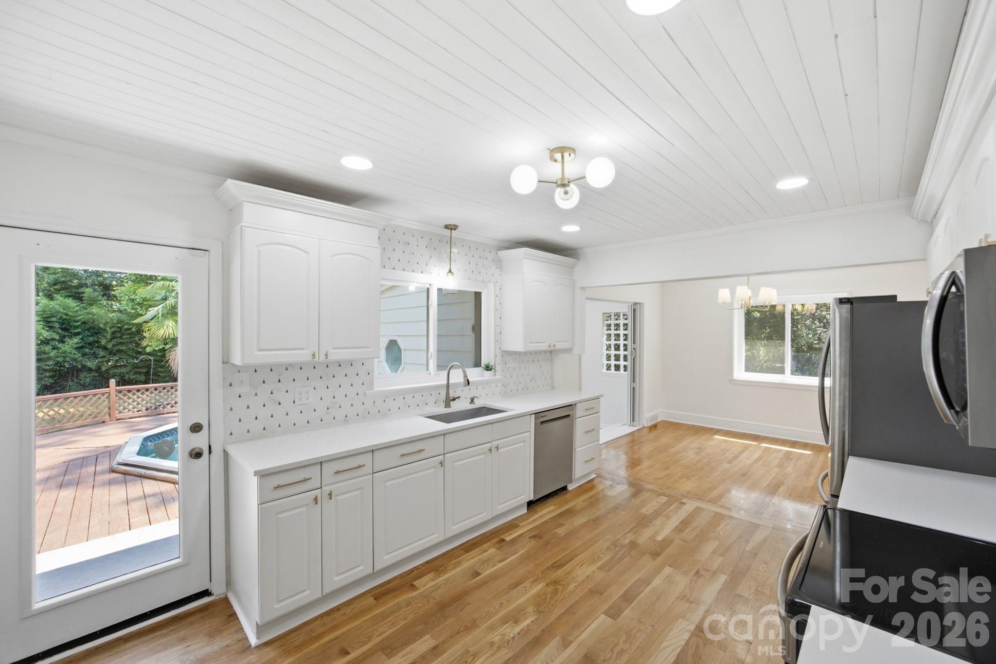943 Hickory Nut Street Property Photo 8