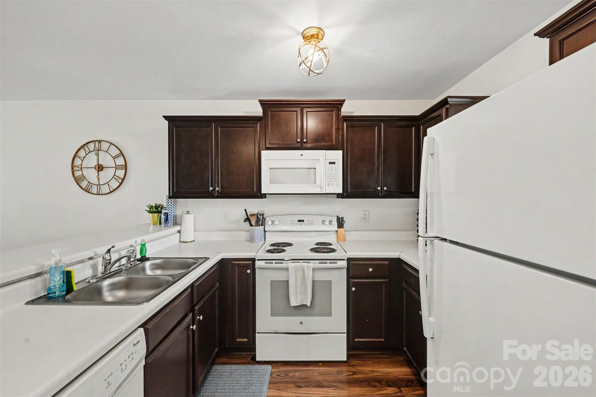 1654 Eagles Place Property Photo 4