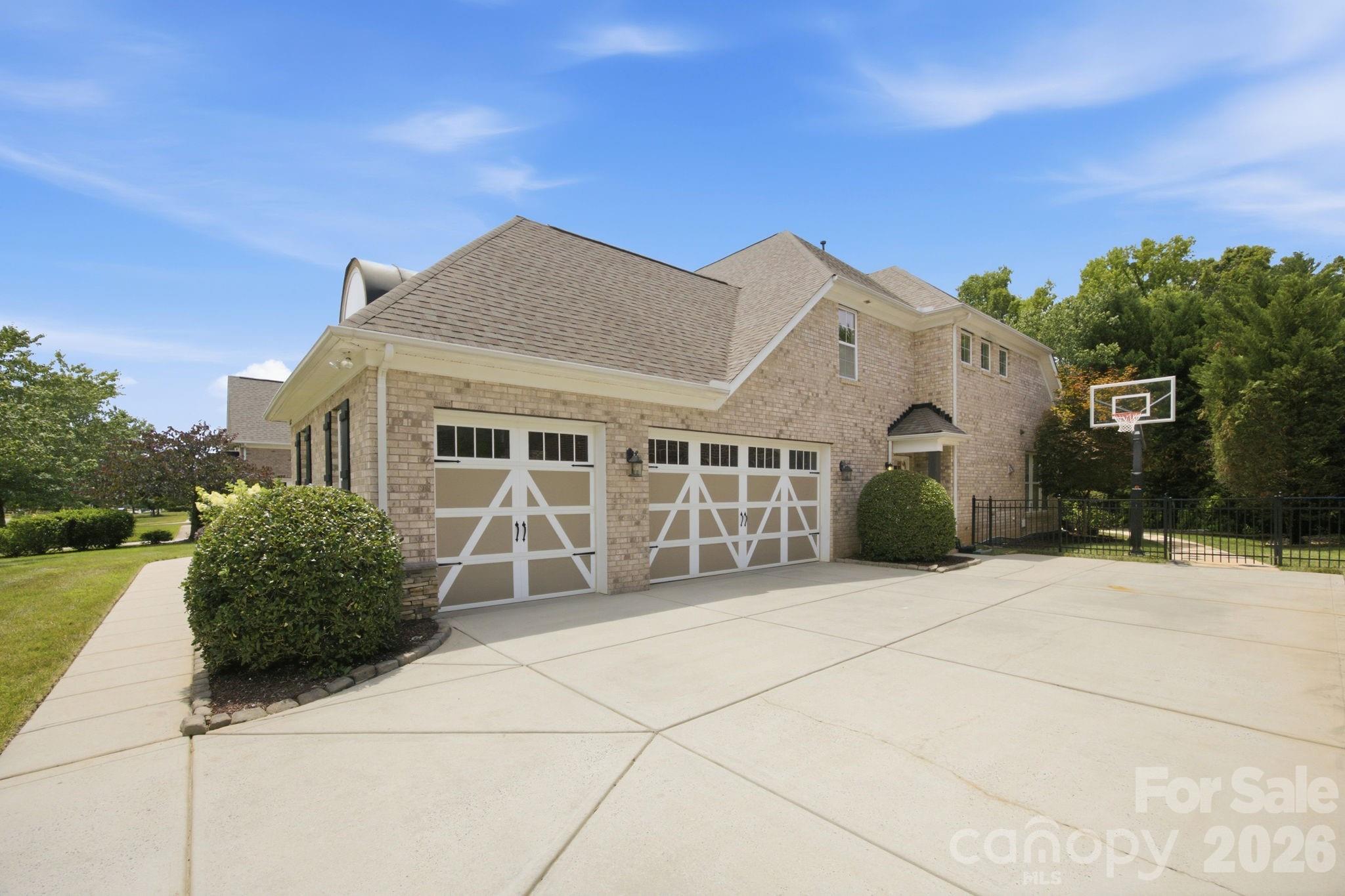 6812 S Creek Road Property Photo 6