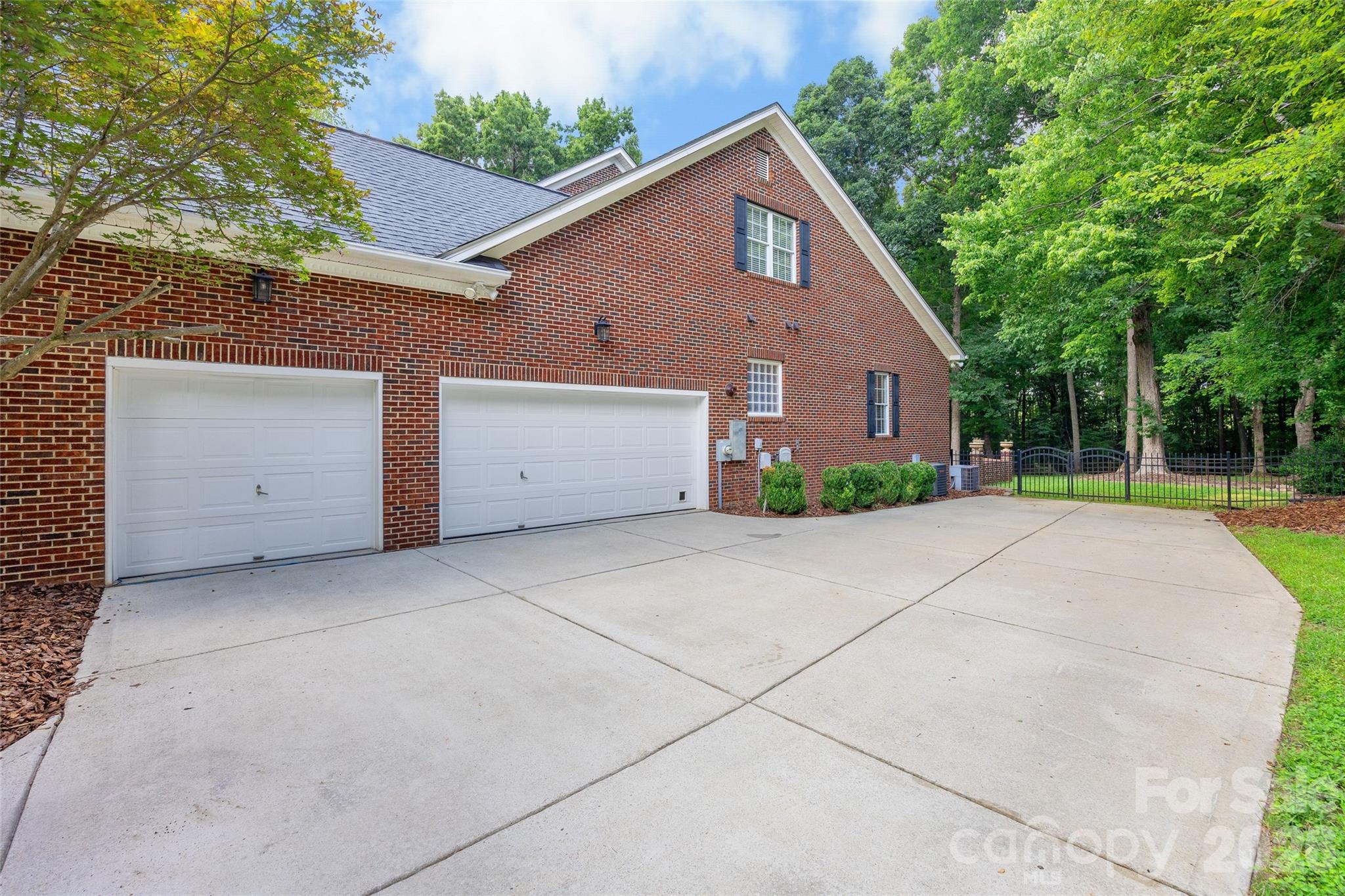 1607 Crestgate Drive Property Photo 2