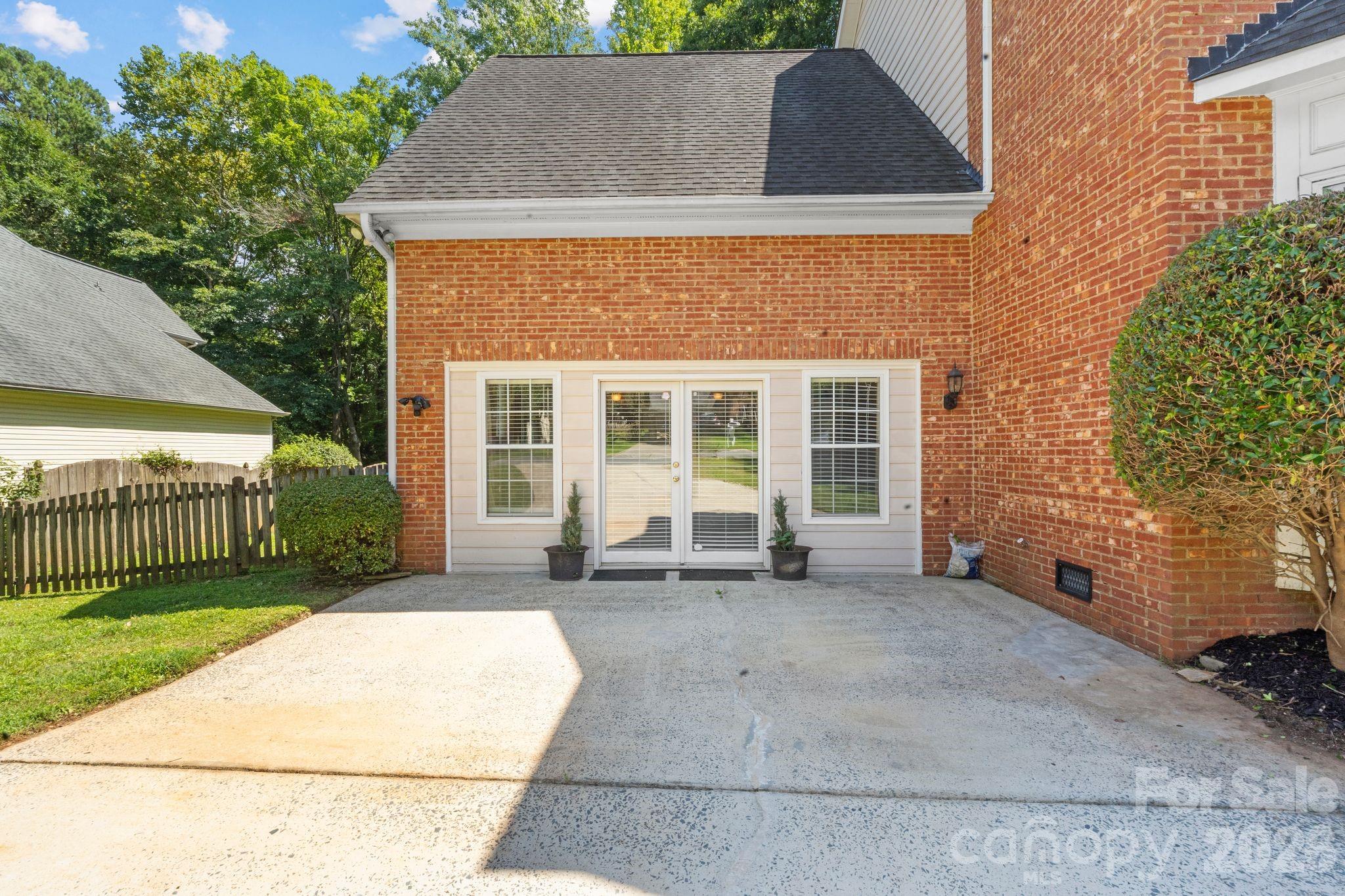 2040 Swaim Drive Property Photo 2