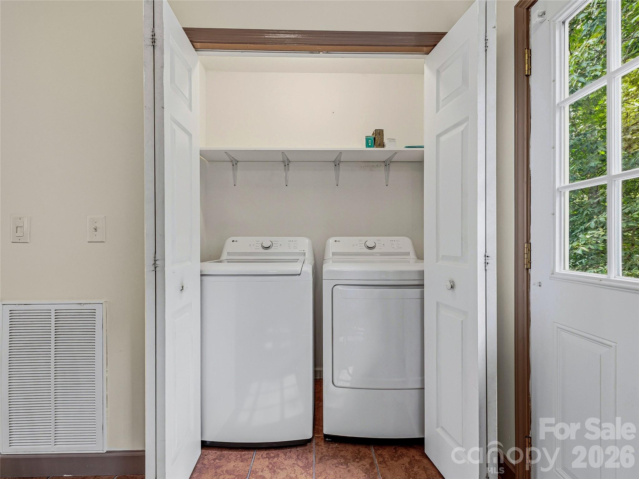 1019 Mountain Drive Property Photo 10