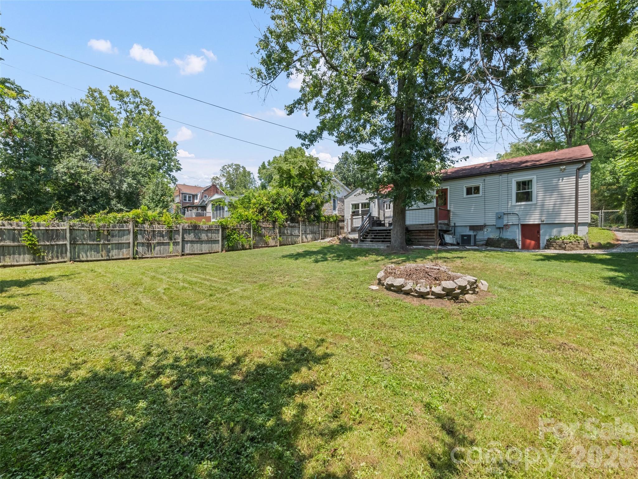 1909 Arlington Place Property Photo 3