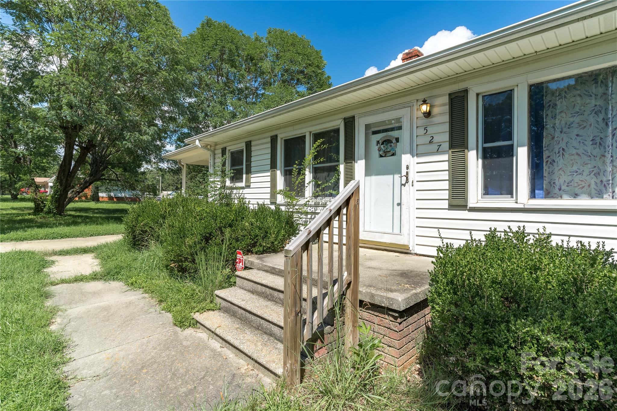 527 Washington Lane Property Photo 2