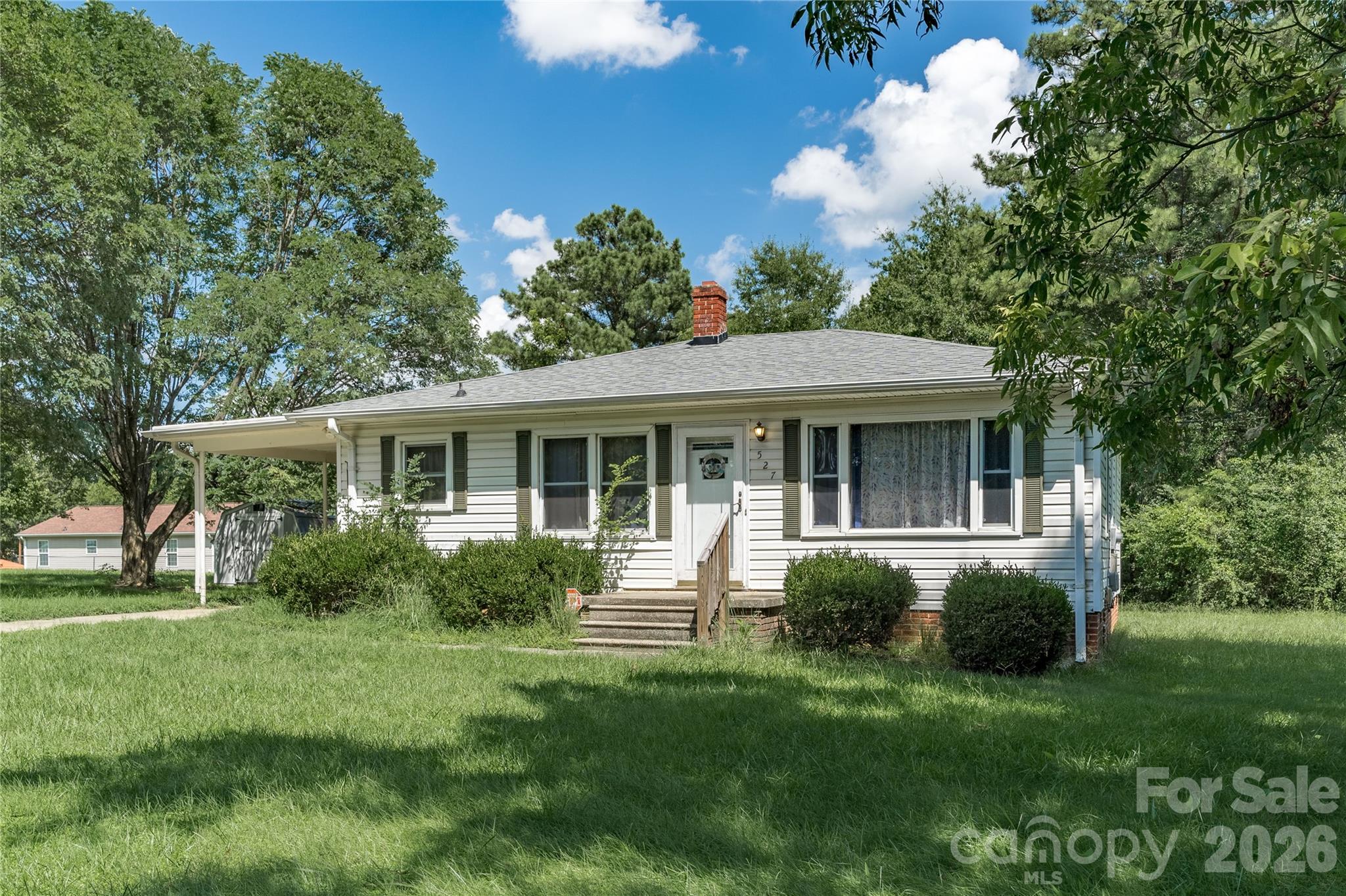 527 Washington Lane Property Photo 3