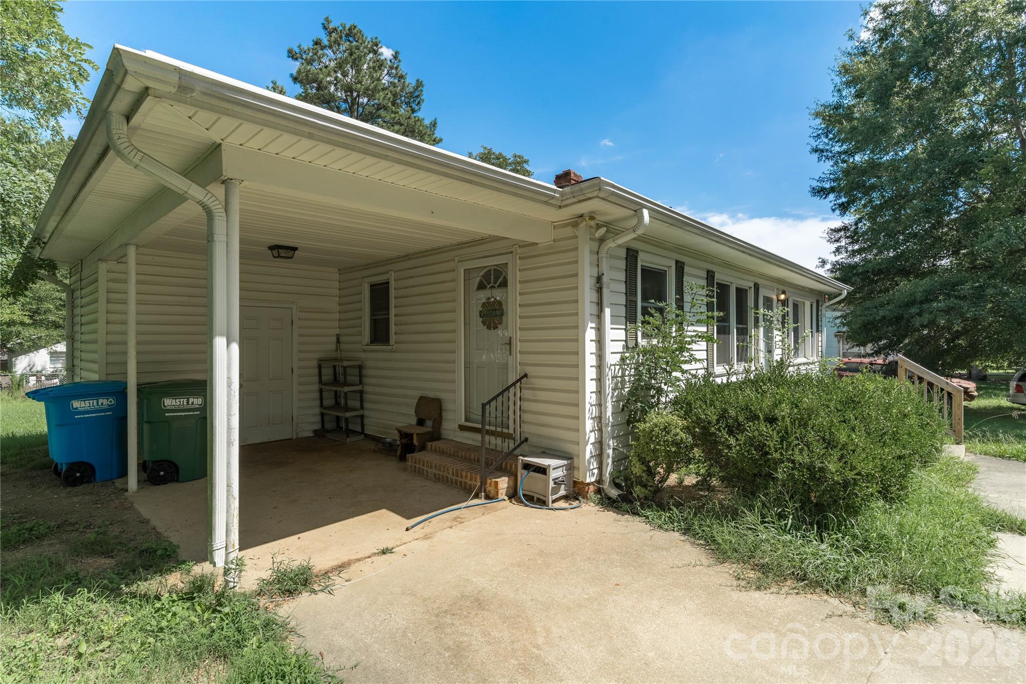 527 Washington Lane Property Photo 4