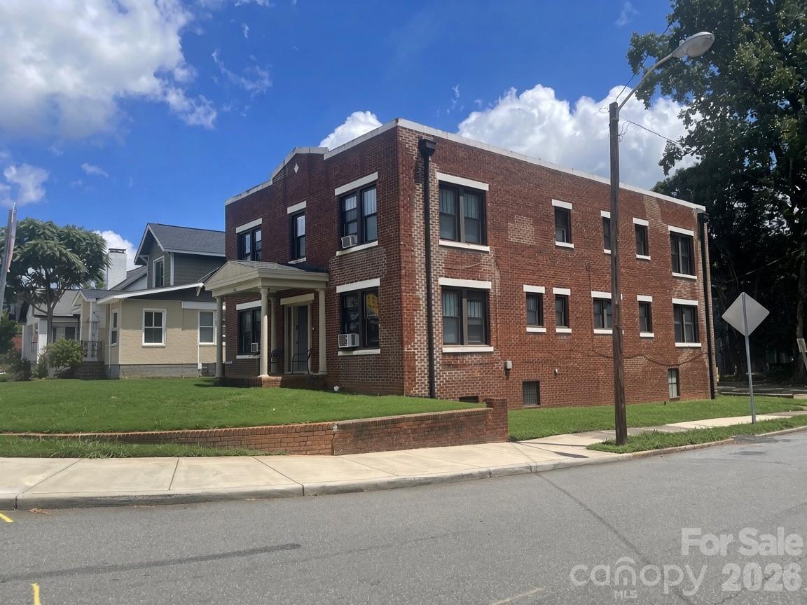 600 Hawthorne Lane Property Photo 1