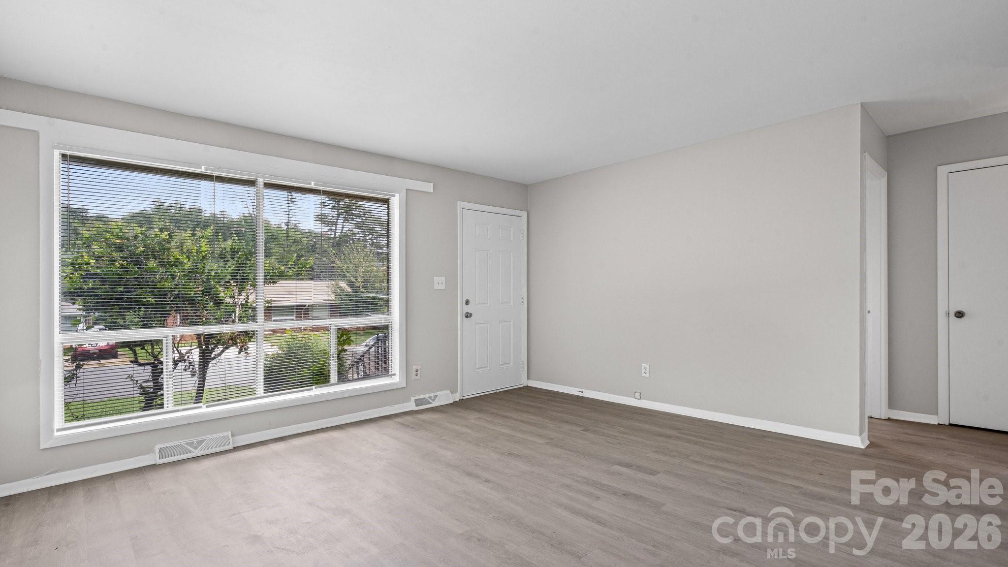 4926 Malibu Drive Property Photo 9