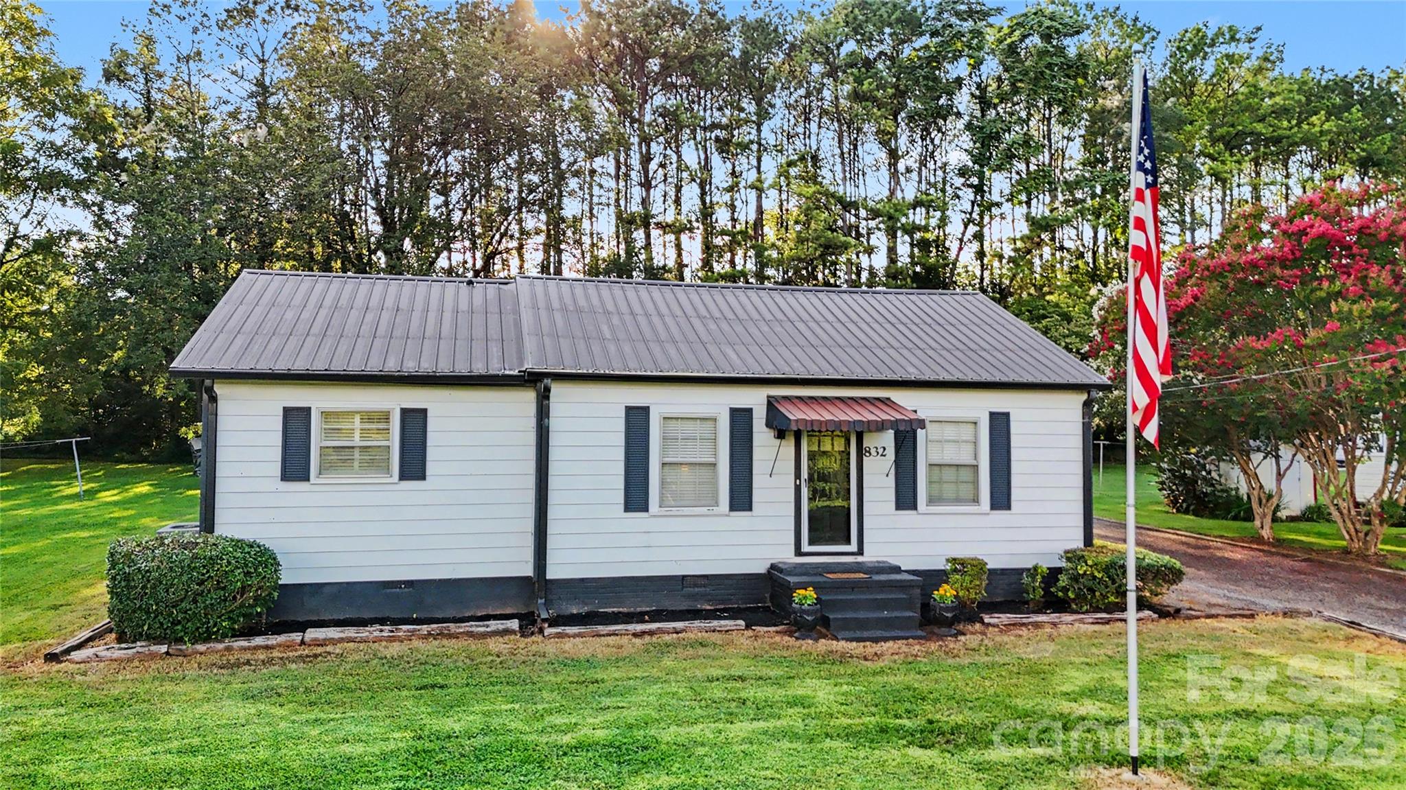 832 Baker Street Property Photo 3