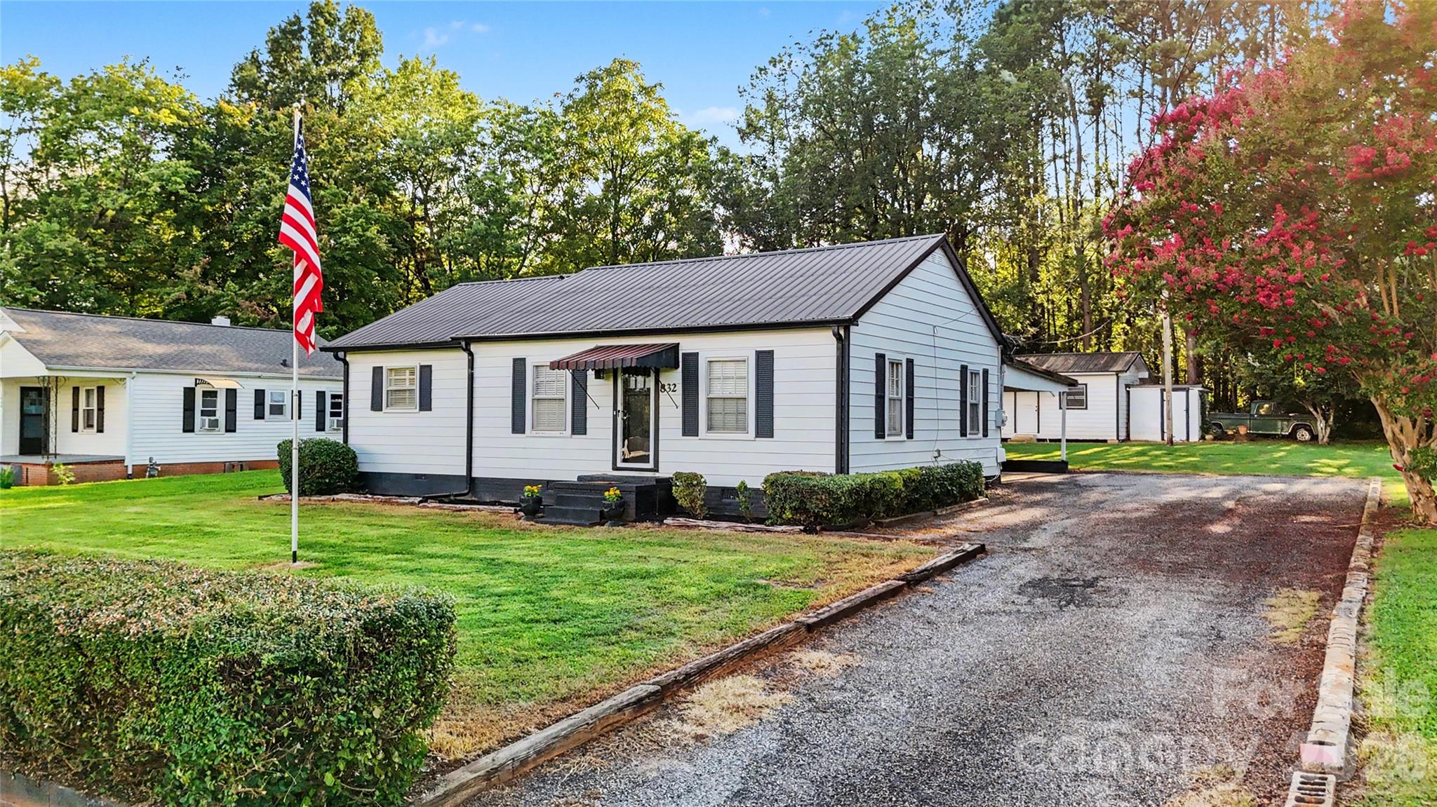 832 Baker Street Property Photo 4