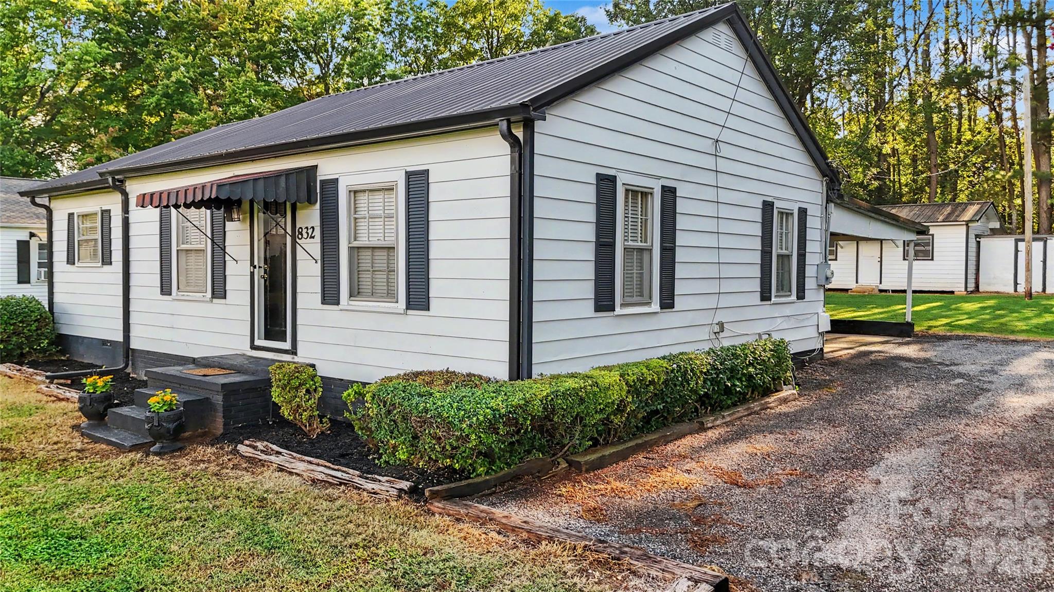 832 Baker Street Property Photo 5