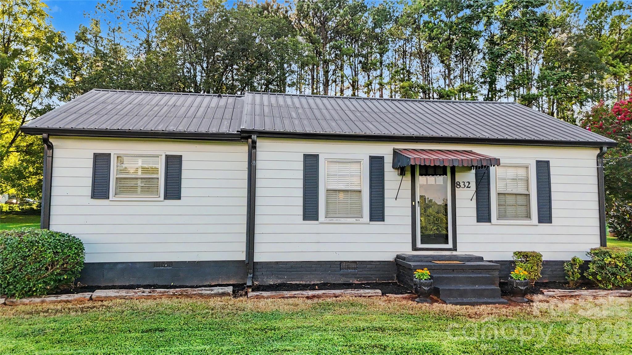 832 Baker Street Property Photo 6