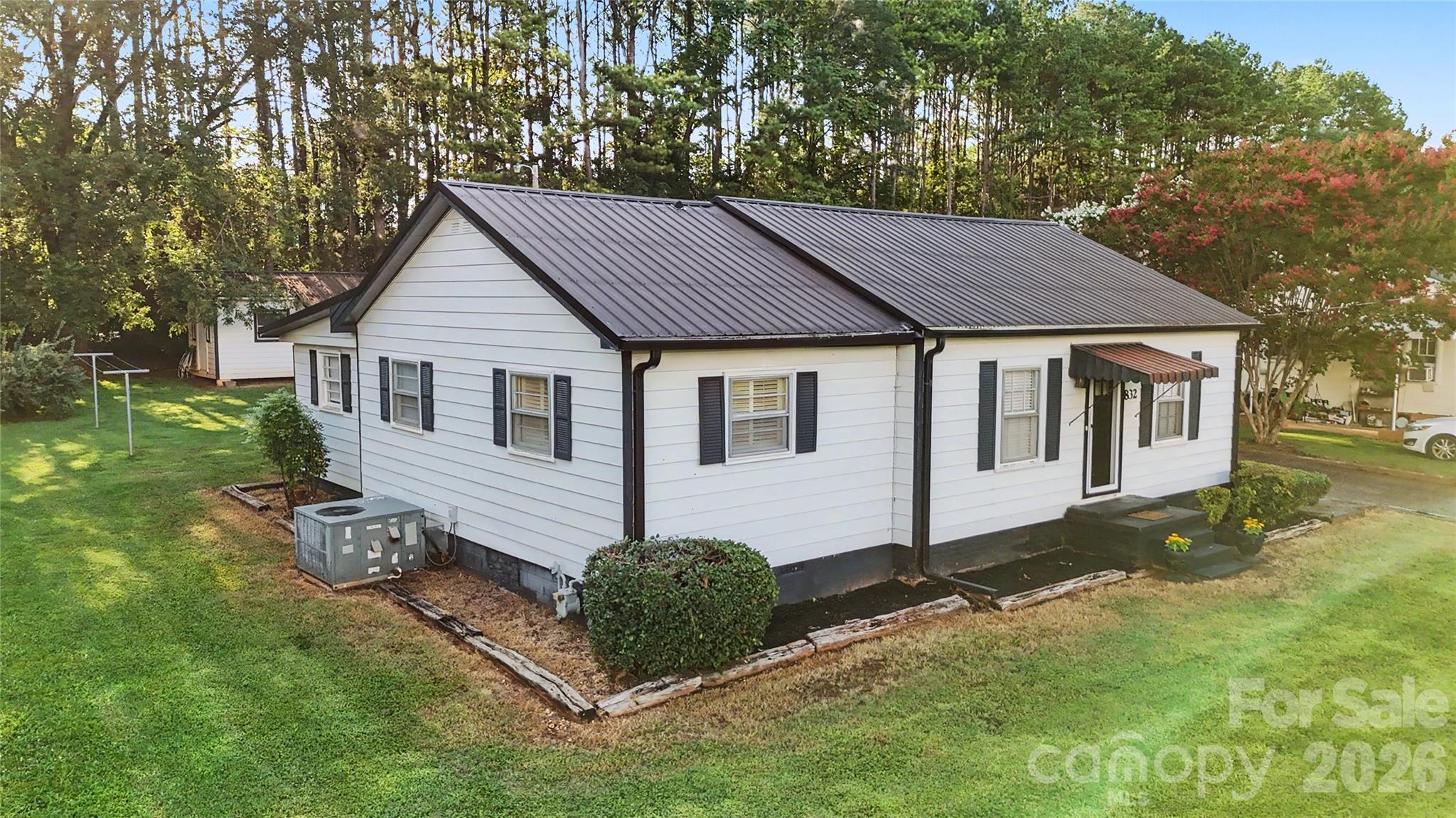 832 Baker Street Property Photo 7