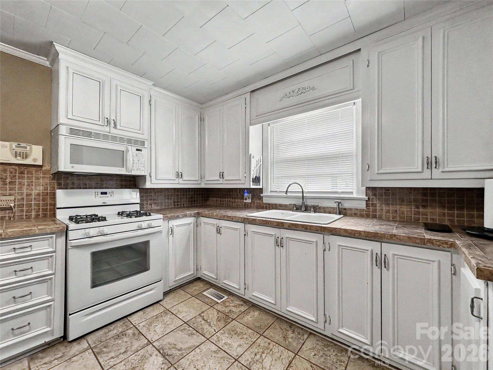 832 Baker Street Property Photo 25