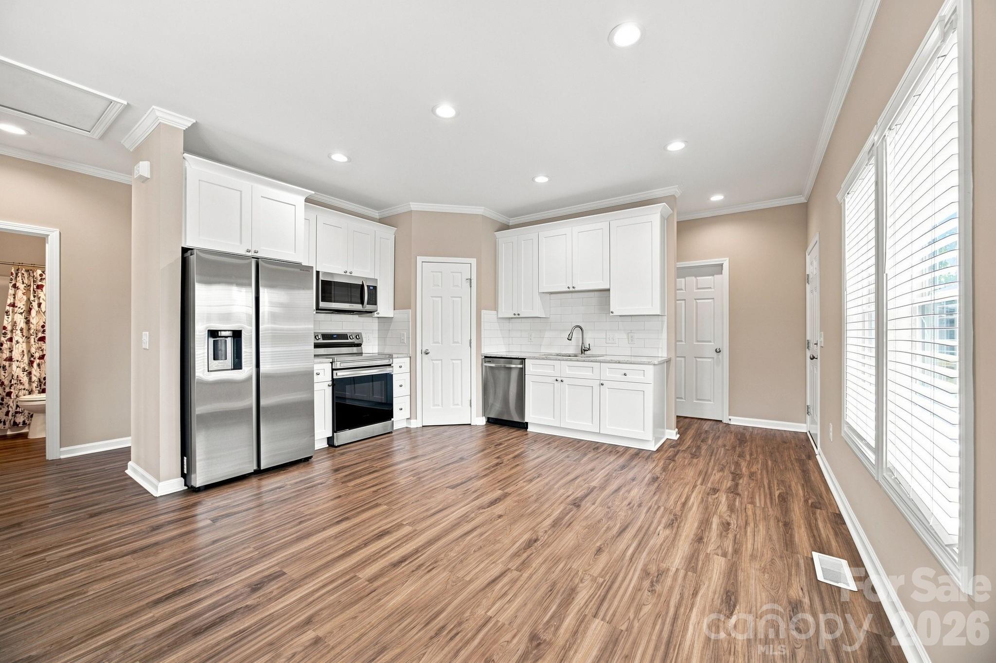 221 York Avenue Property Photo 8