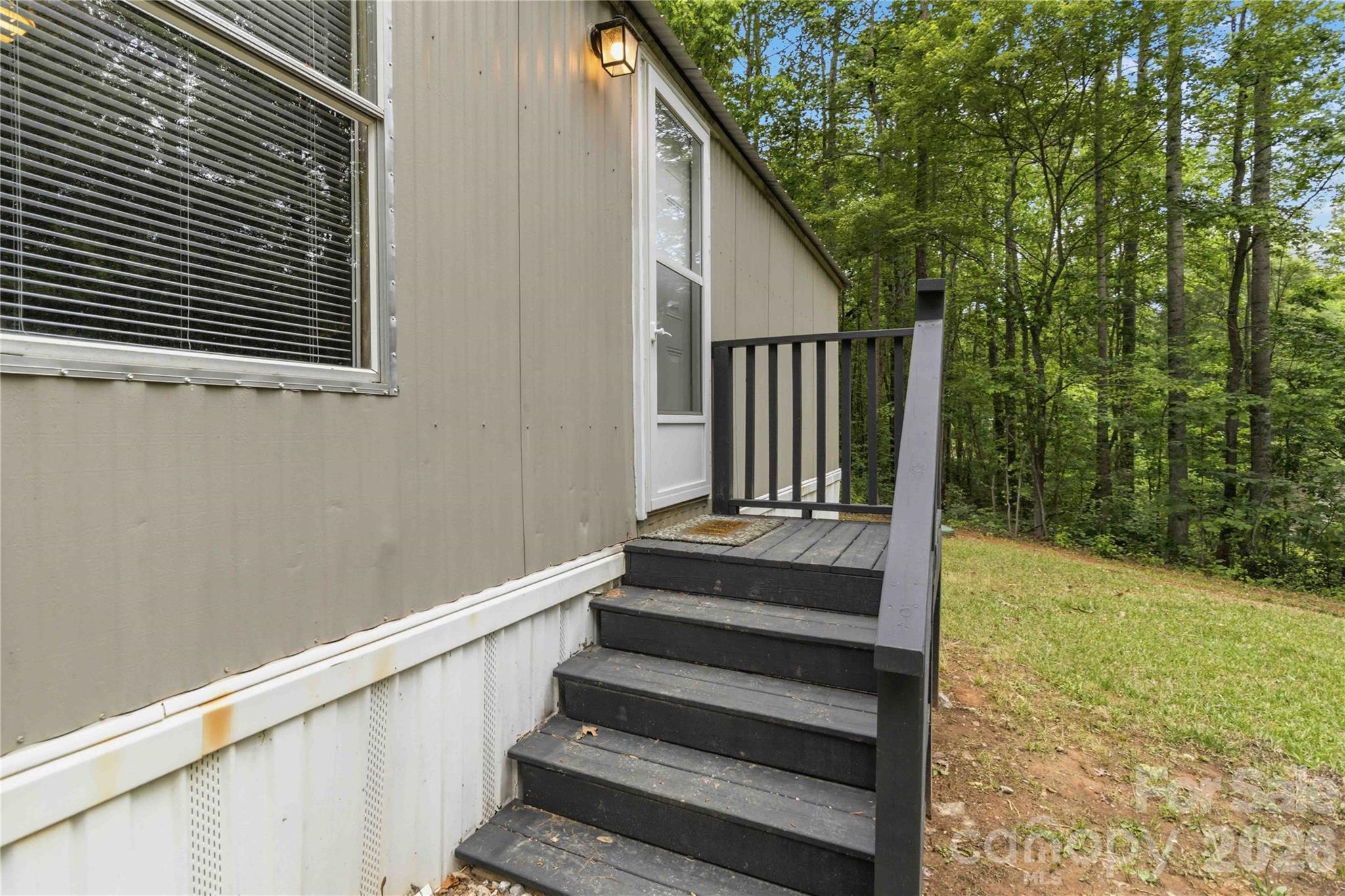 696 Kenwood Lane Property Photo 4
