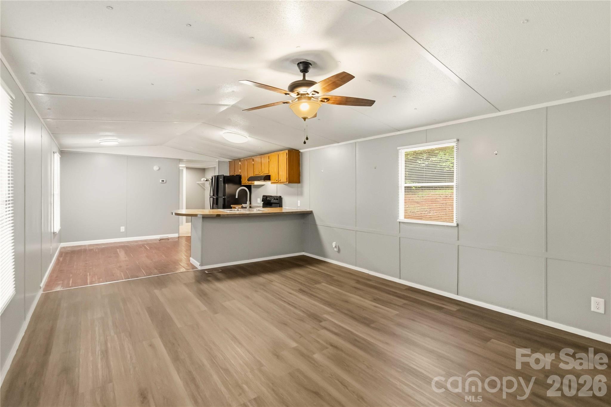 696 Kenwood Lane Property Photo 6