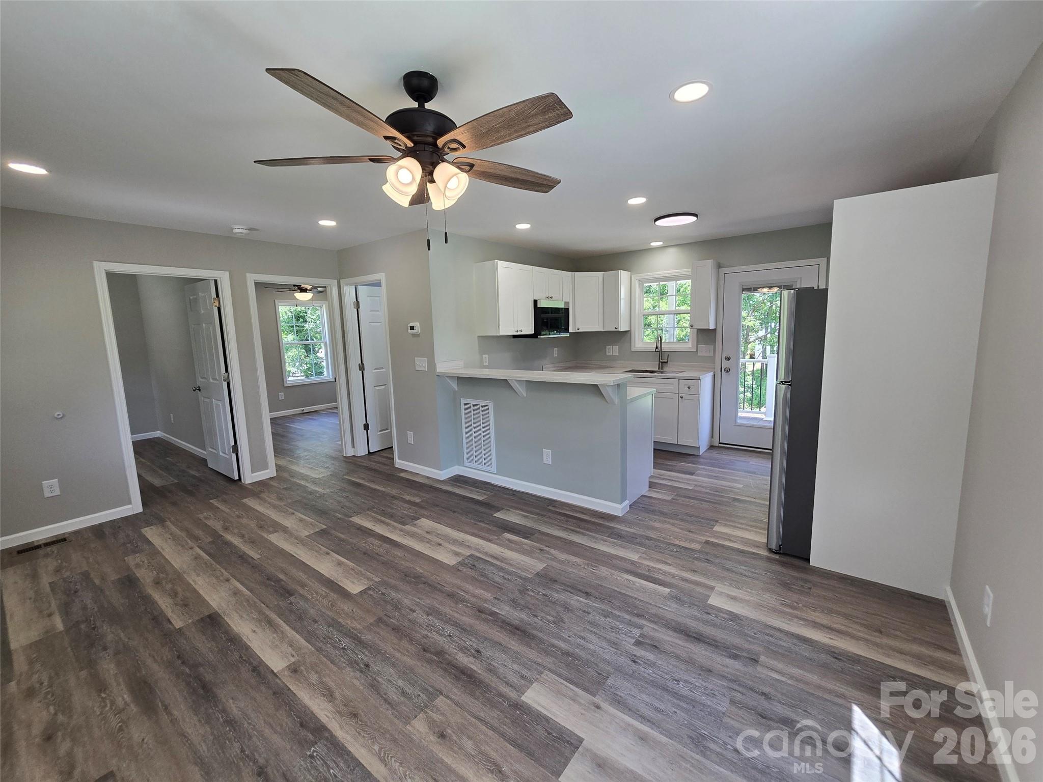 202 W Roswell Street Property Photo 4