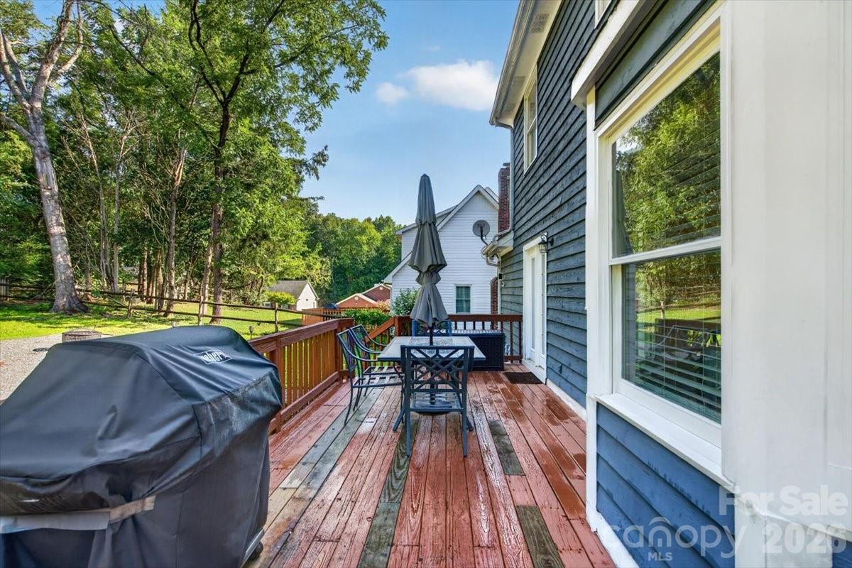 2025 Hilltop Road Property Photo 7