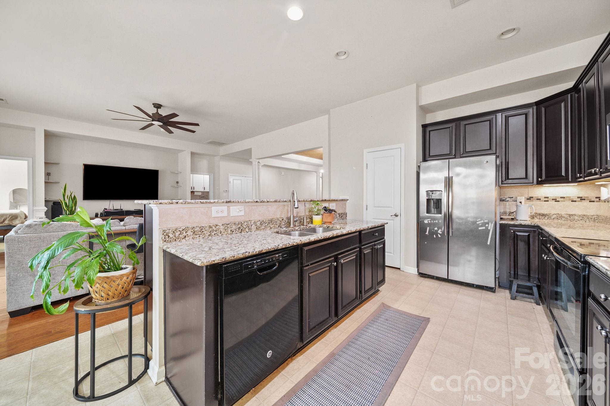 3018 Robusta Court Property Photo 11
