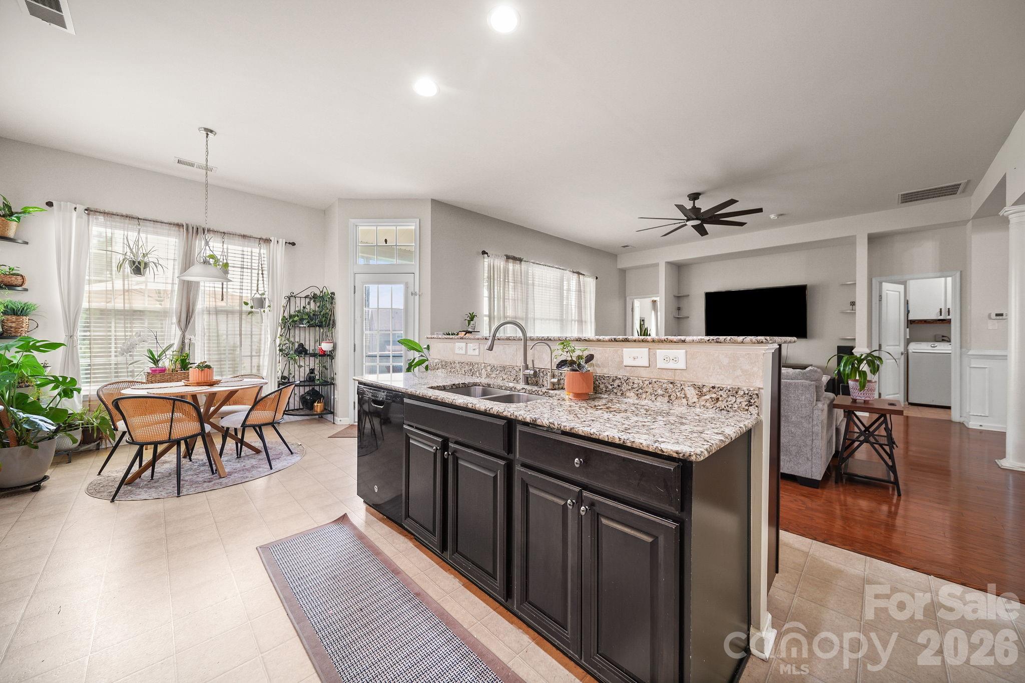 3018 Robusta Court Property Photo 12