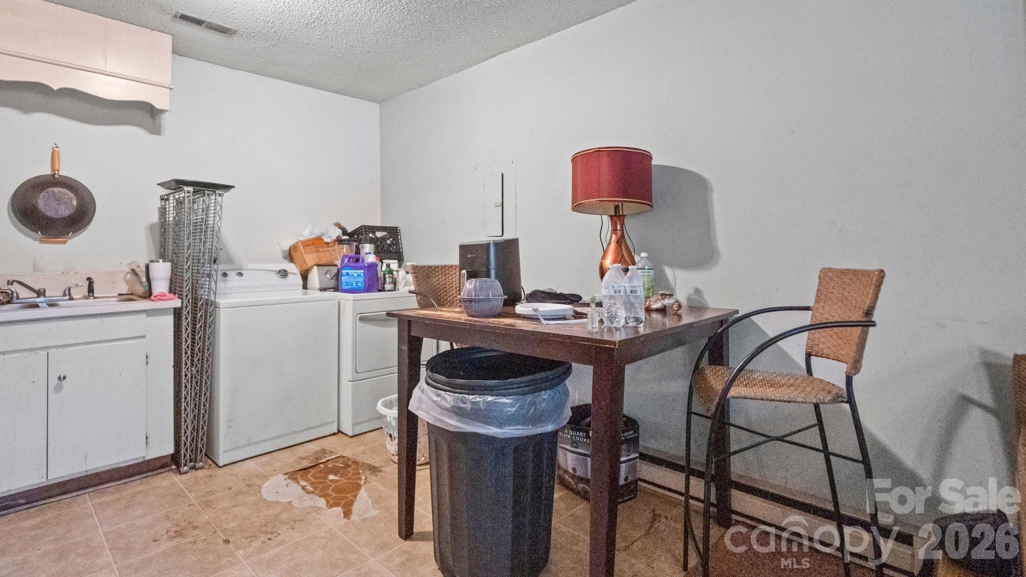 423 N Carpenter Street Property Photo 9