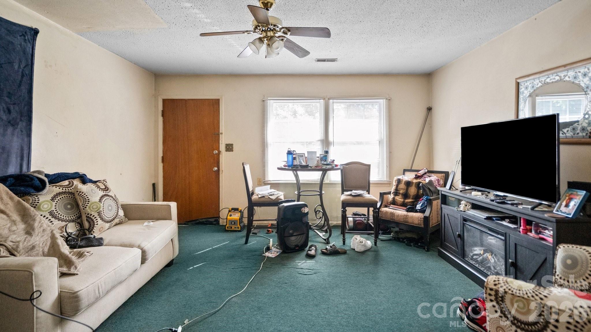 423 N Carpenter Street Property Photo 27