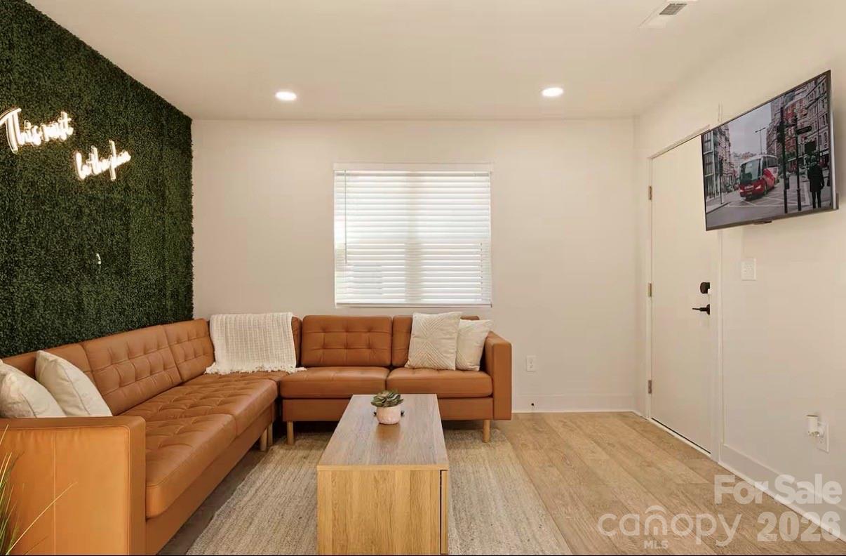 1321/1323 Richmond Place Property Photo 3