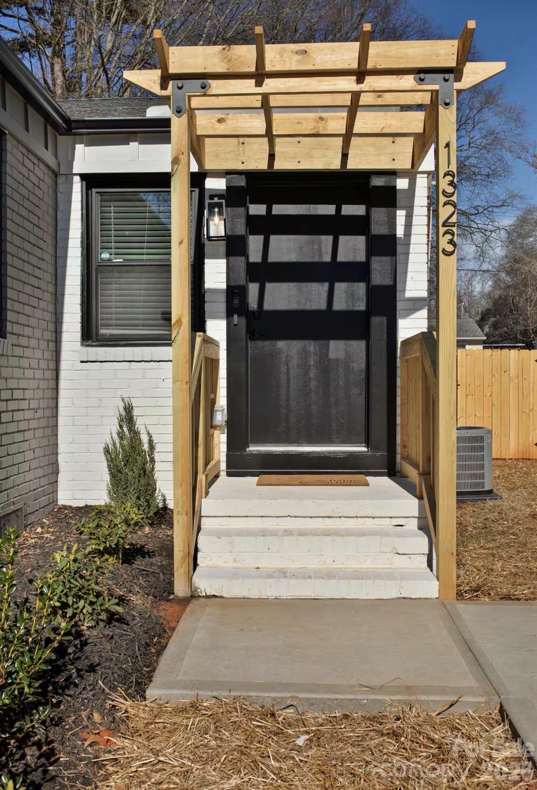 1321/1323 Richmond Place Property Photo 18
