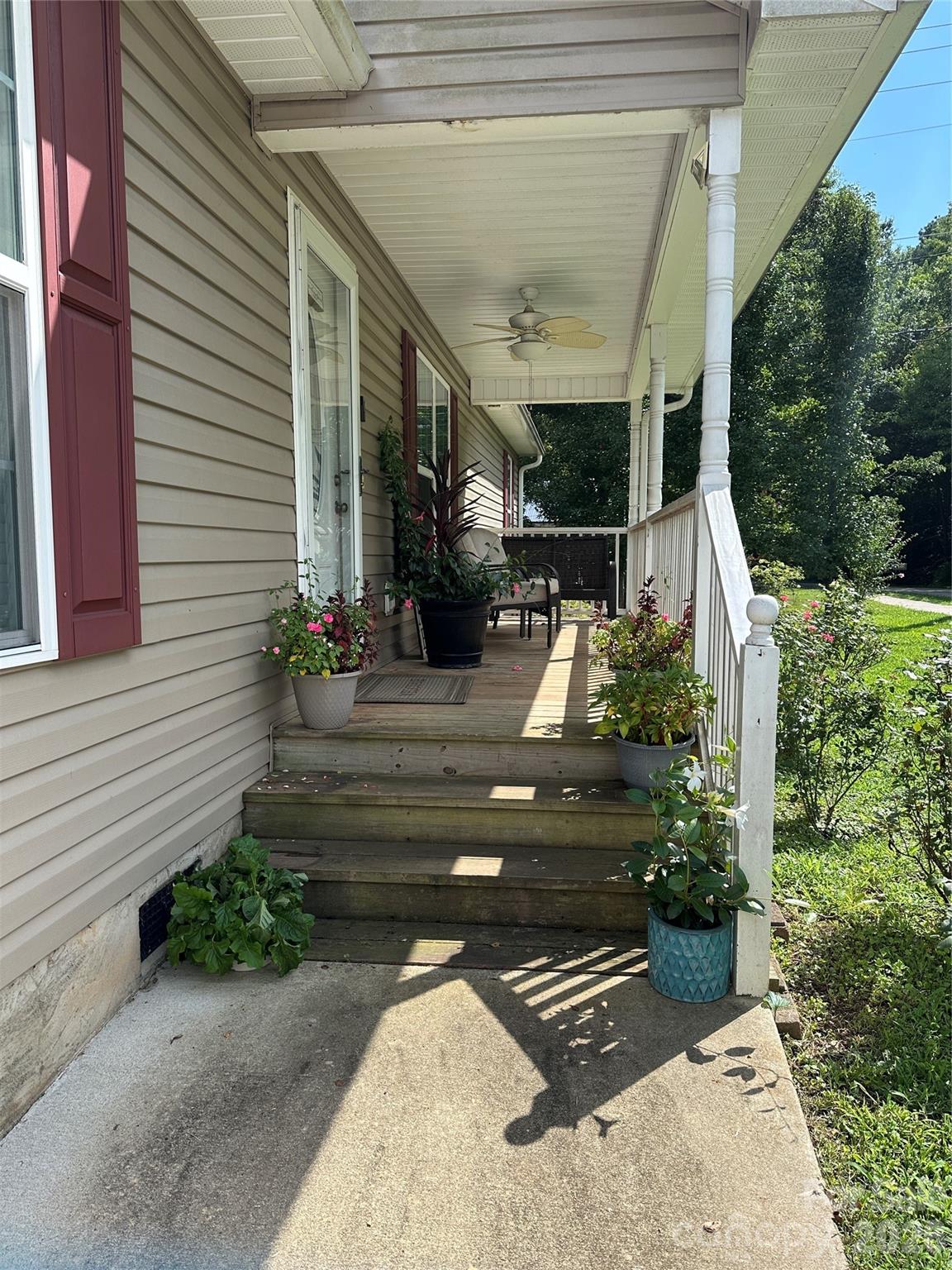 33 Railroad Avenue Property Photo 2