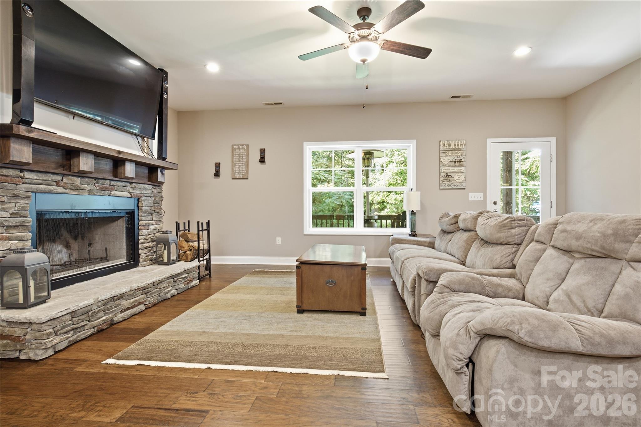 72 Summer Shade Court Property Photo 2