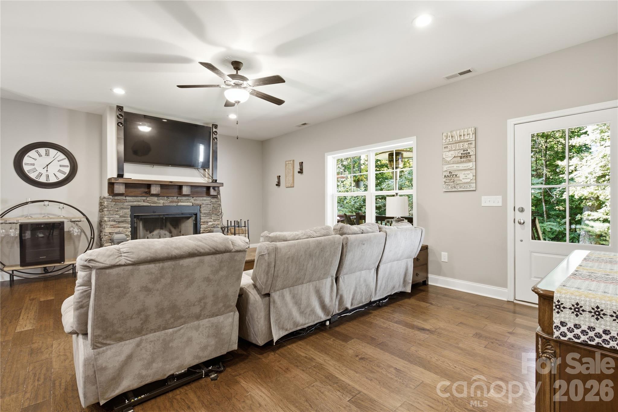 72 Summer Shade Court Property Photo 3