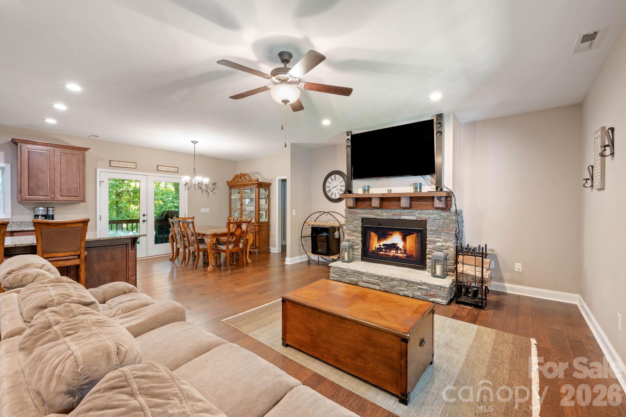 72 Summer Shade Court Property Photo 4