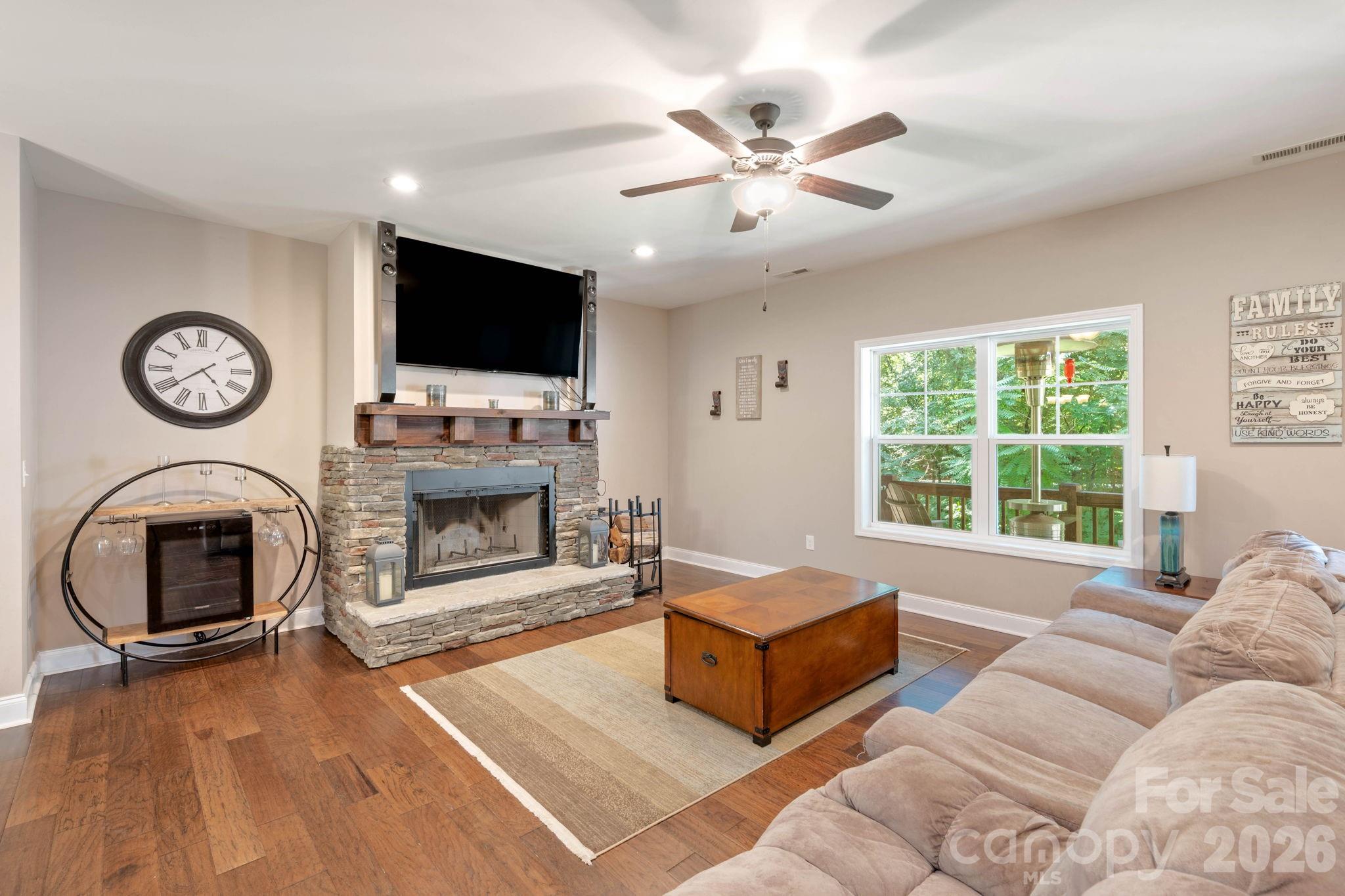 72 Summer Shade Court Property Photo 4