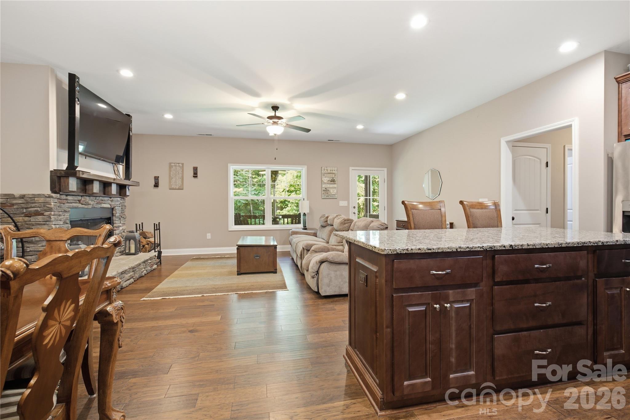 72 Summer Shade Court Property Photo 6