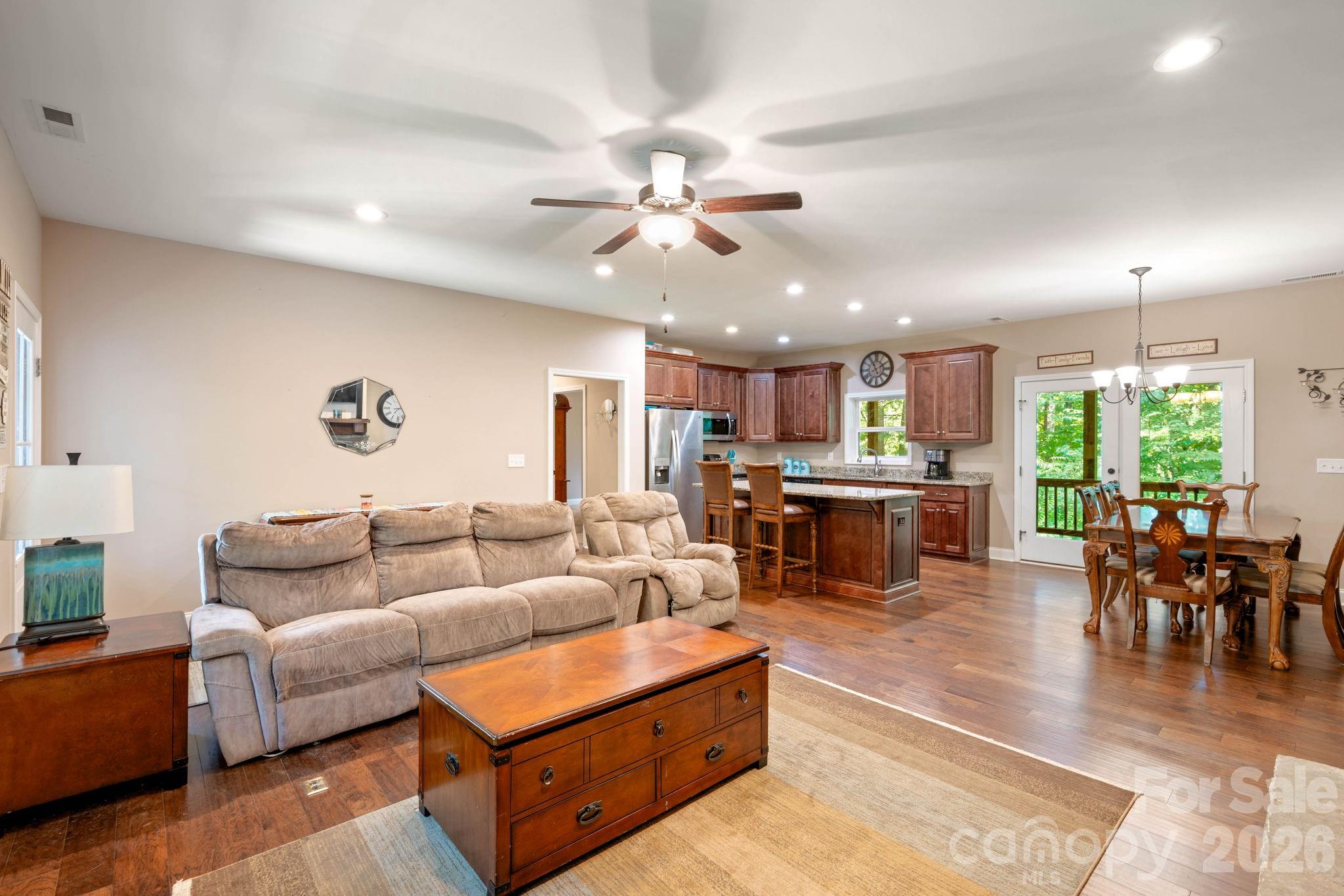 72 Summer Shade Court Property Photo 6