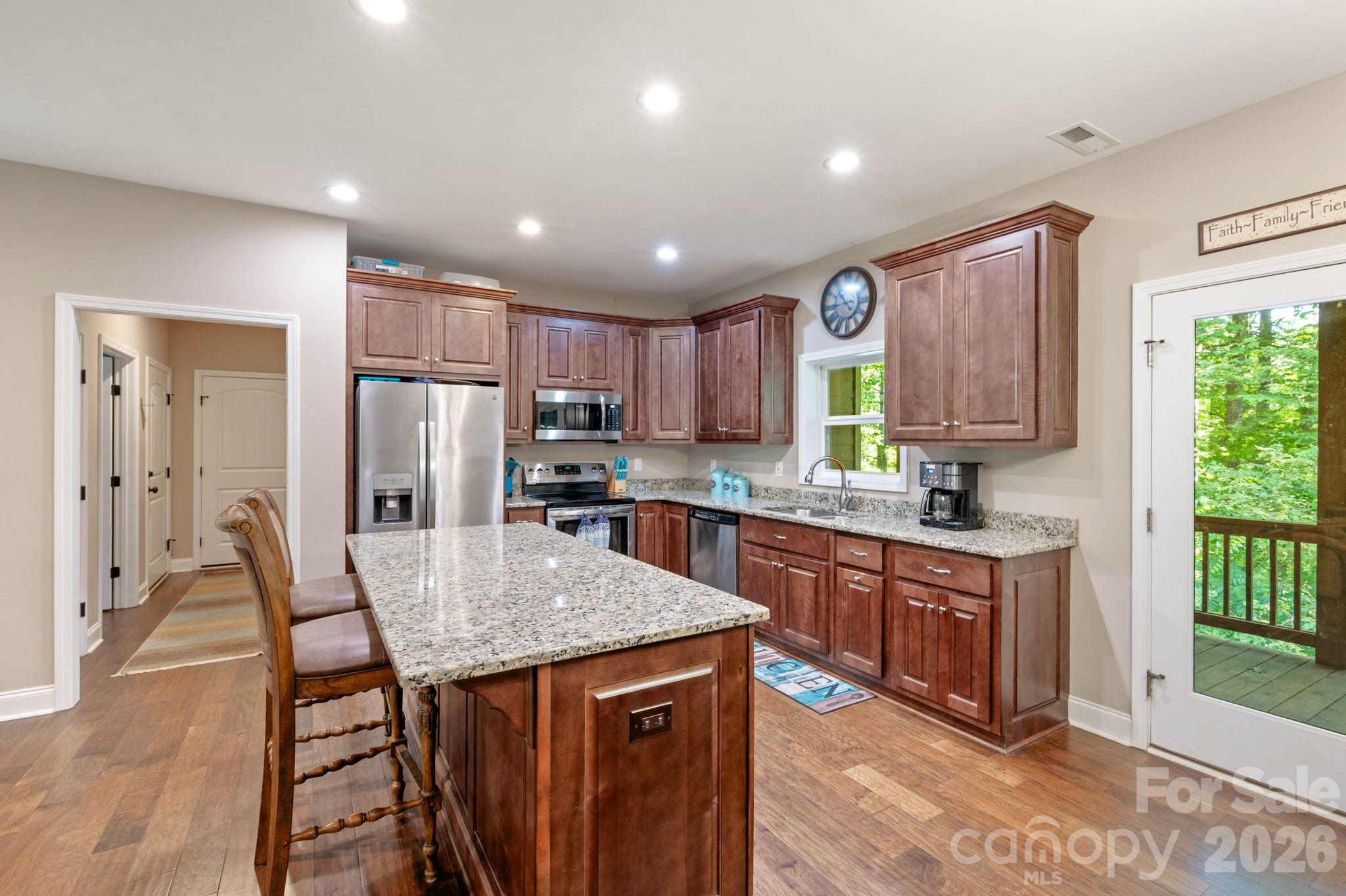 72 Summer Shade Court Property Photo 8