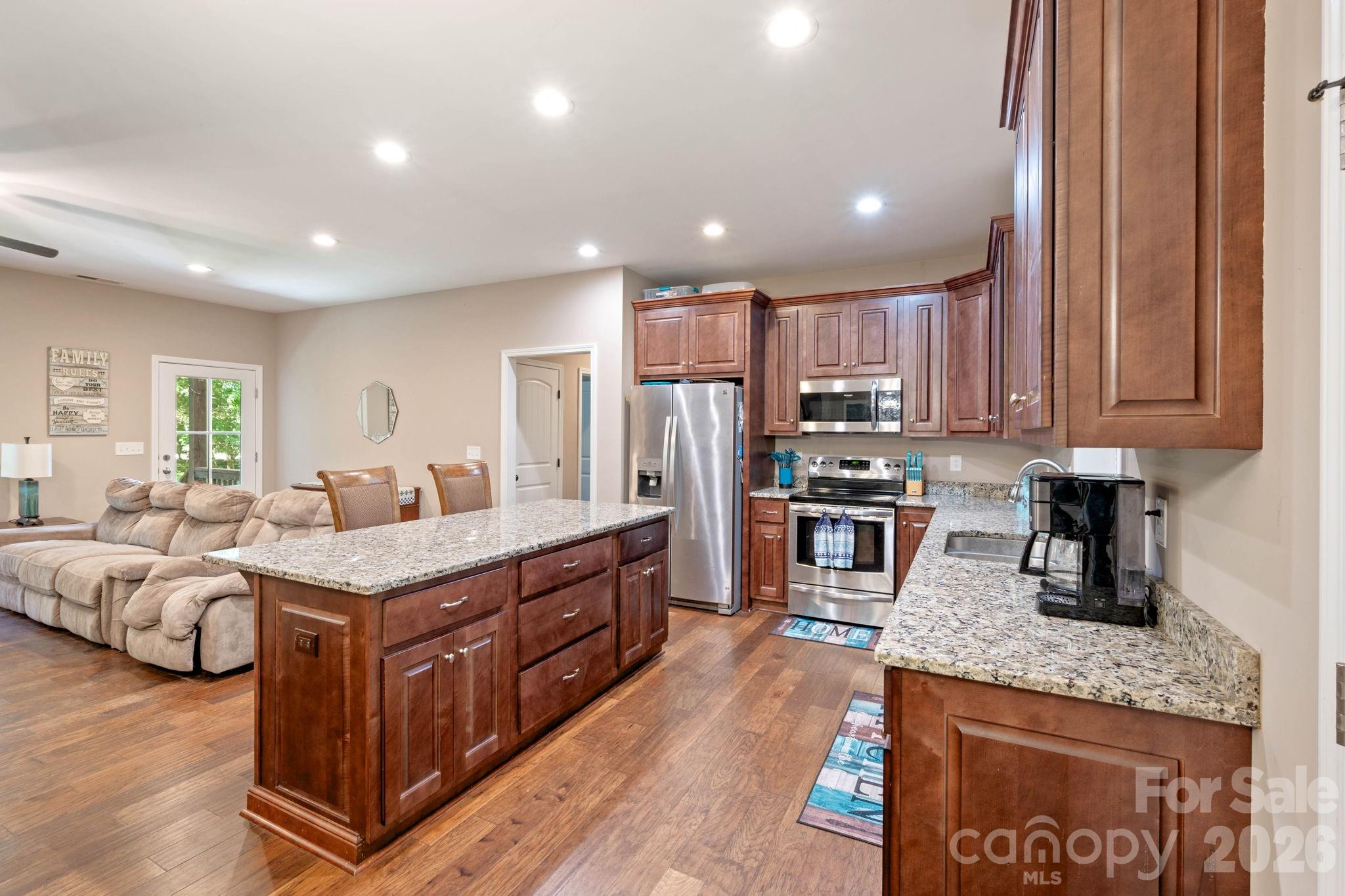 72 Summer Shade Court Property Photo 9