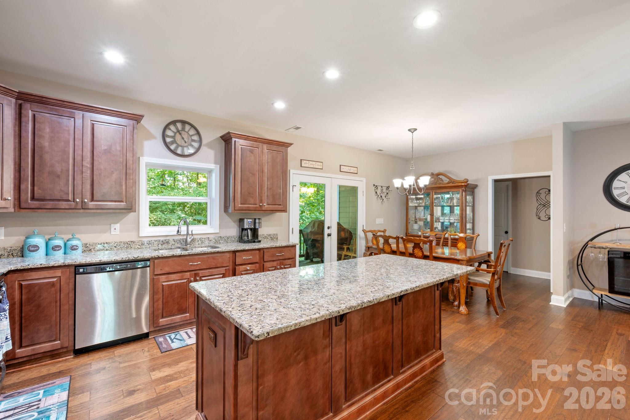 72 Summer Shade Court Property Photo 11