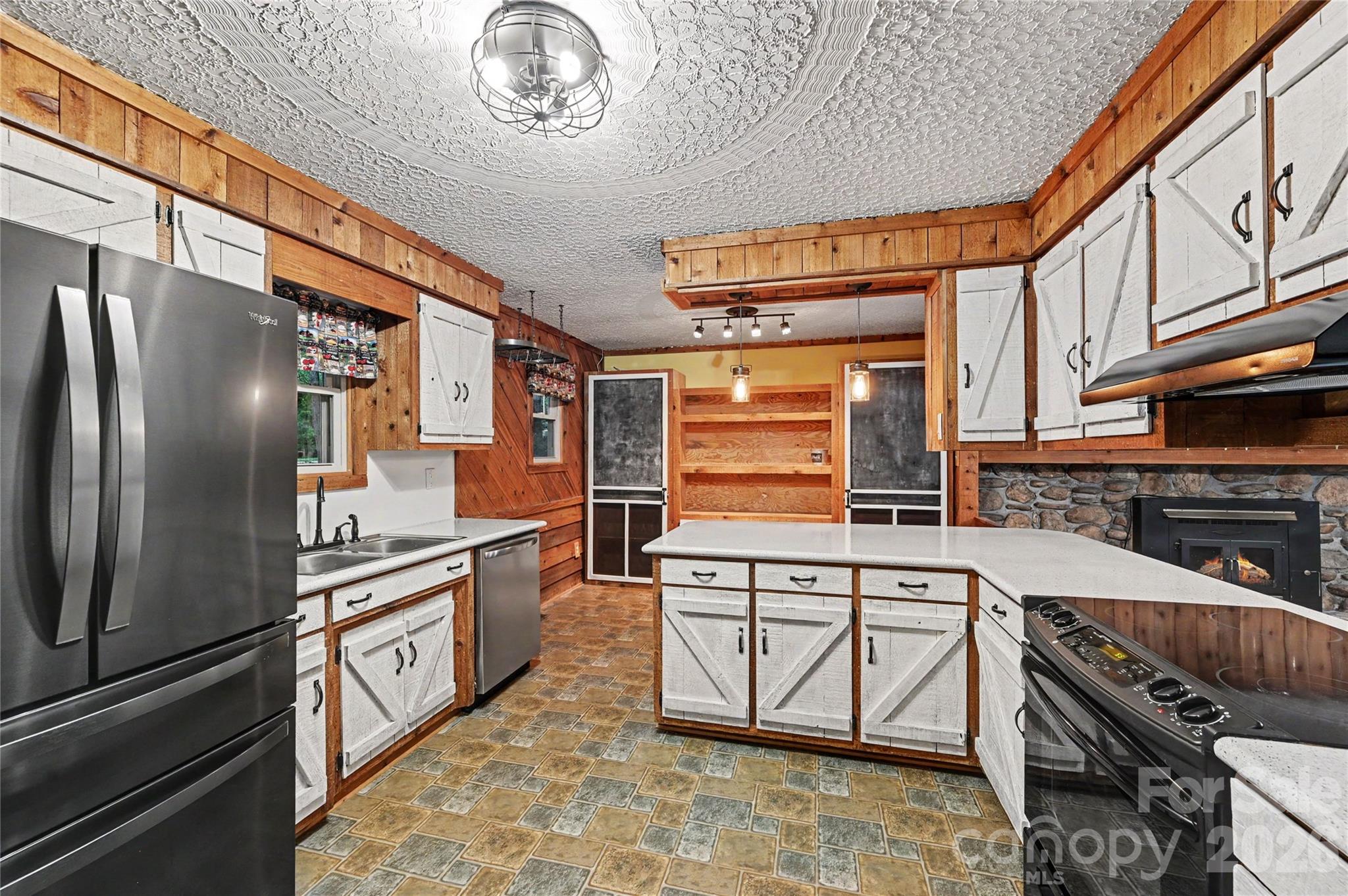 608 Hoyle Street Property Photo 3