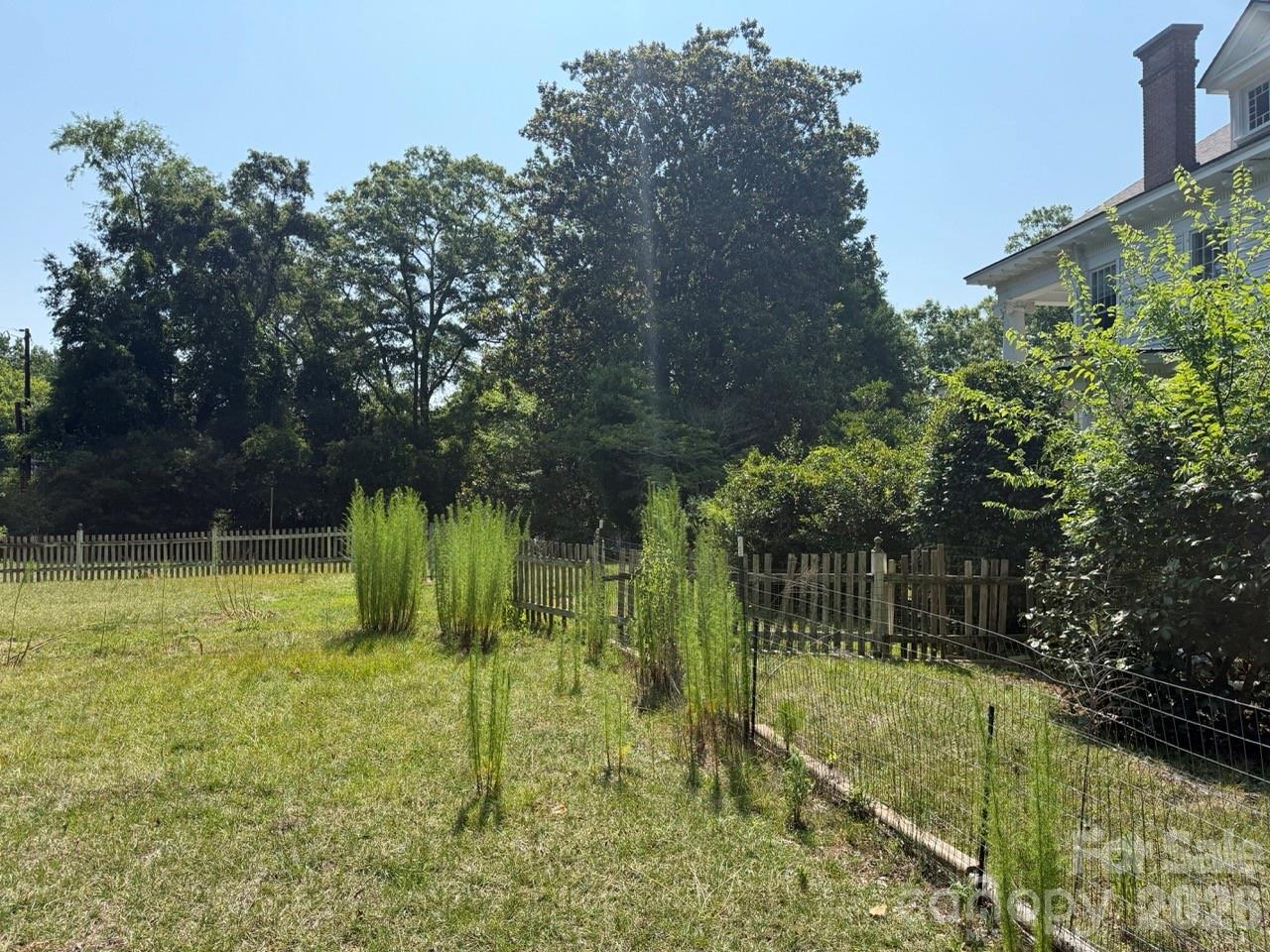 206 Rose Terrace Property Photo 4