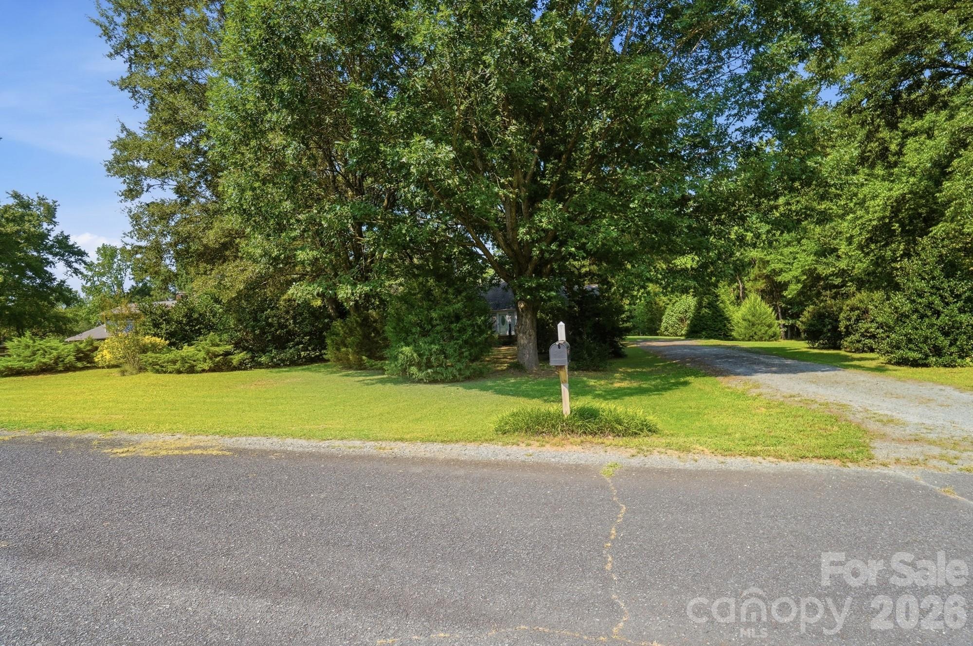 2818 Castlebrook Drive Property Photo 6