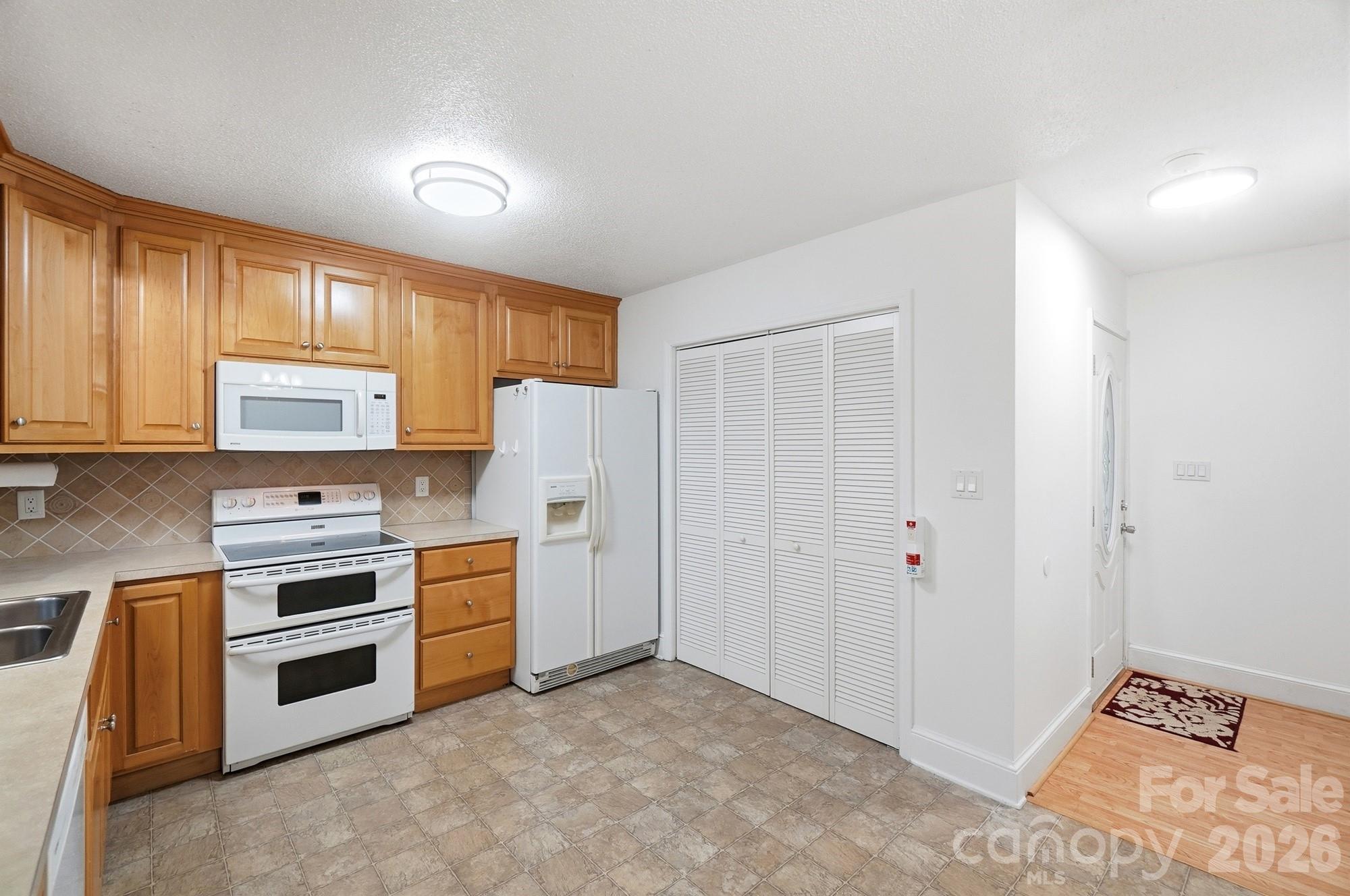 2818 Castlebrook Drive Property Photo 17